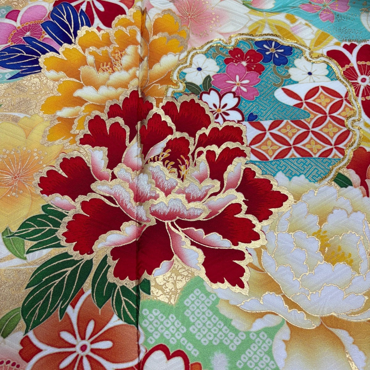 美品】 振袖 身丈155cm 裄丈65.5cm M 袷 雪輪 牡丹 金糸 刺繍 赤 正絹