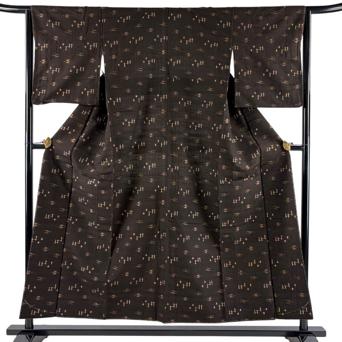 【美品】花織 正絹 単衣 紬 茶色 トールサイズ 美品】 紬 身丈152cm 裄丈64.5cm M 袷 燕 十字絣 焦茶色 正絹 名品
