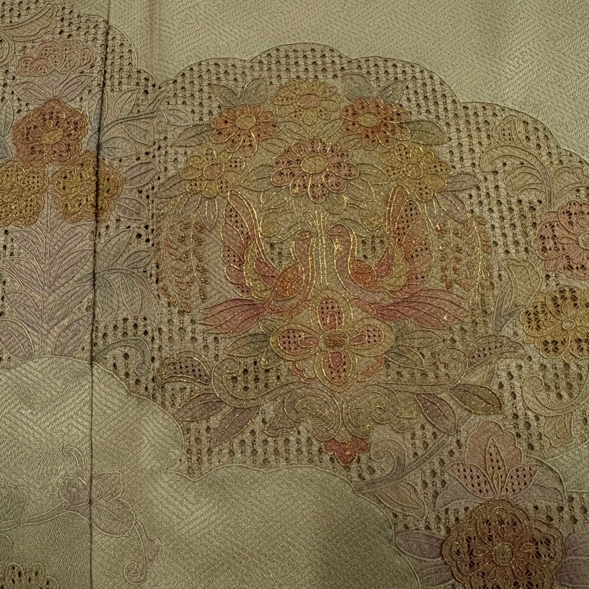 付下げ 身丈158cm 裄丈62.5cm S 袷 向かい鳥 草花 刺繍 金彩 付下げ 身丈158cm 裄丈62.5cm S 袷 向かい鳥 草花 刺繍 金彩