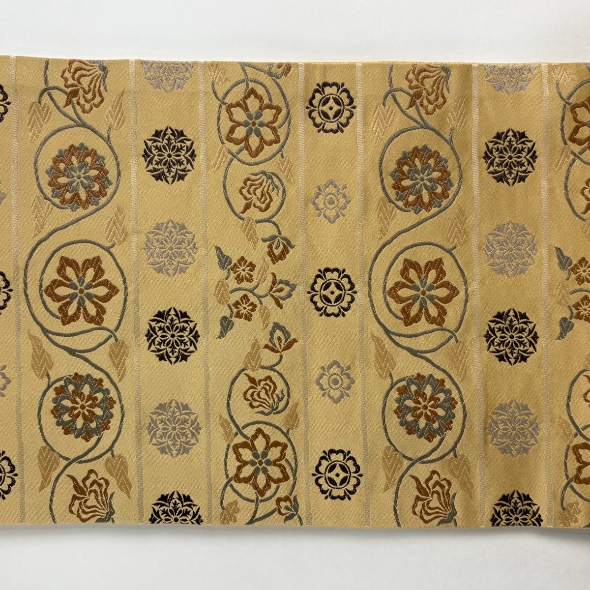 名古屋帯 　作り帯　花唐草　段縞　箔　ベージュ系　ゴールド系 美品】 袋名古屋帯 優品 花唐草 縞模様 薄黄土色 化繊｜中古・古着
