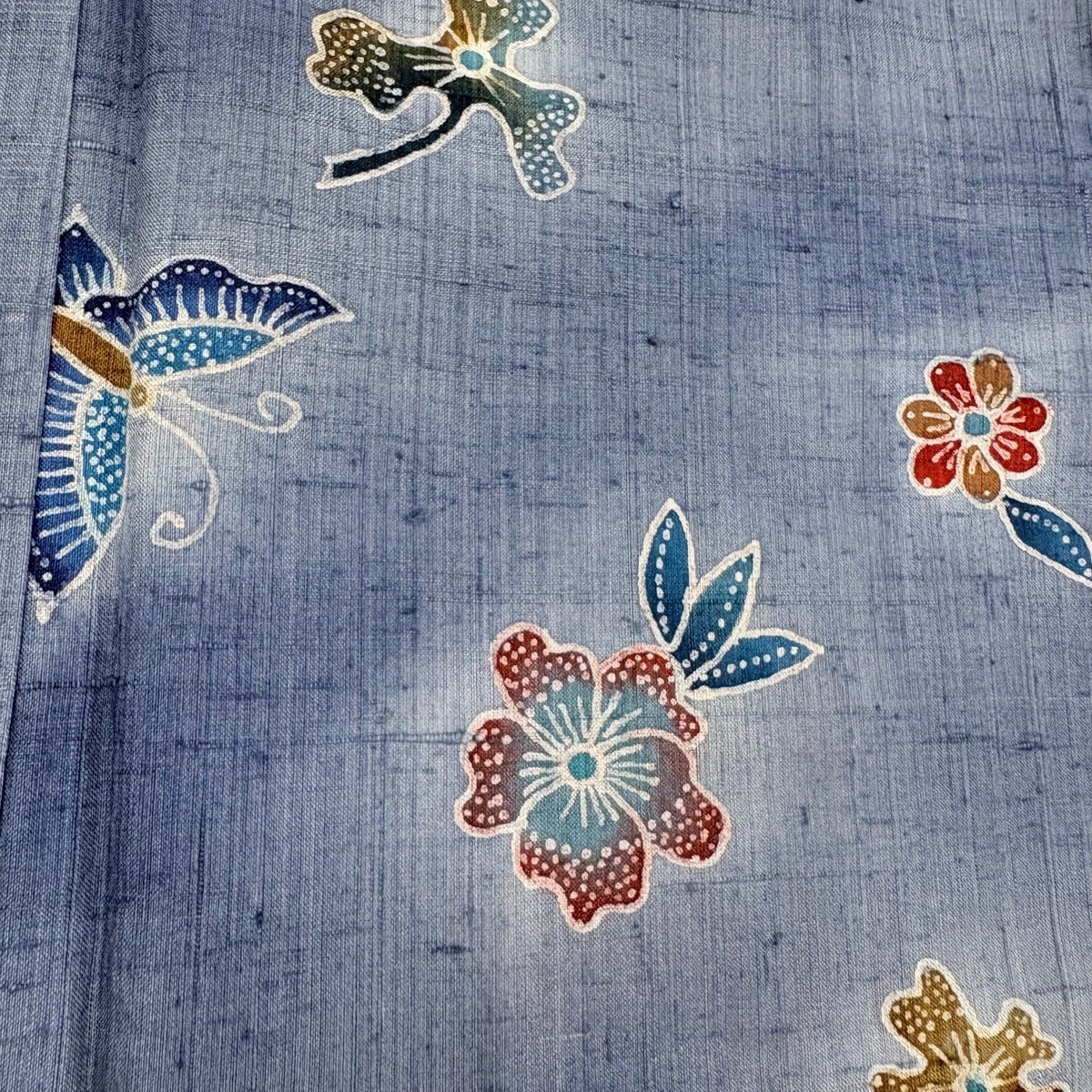美品　正絹　デニムカラーの紬　袷　小紋　蝶模様 裄65 小紋 身丈158.5cm 裄丈63cm S 袷 紬地 草花 蝶 青 正絹 秀品｜中古