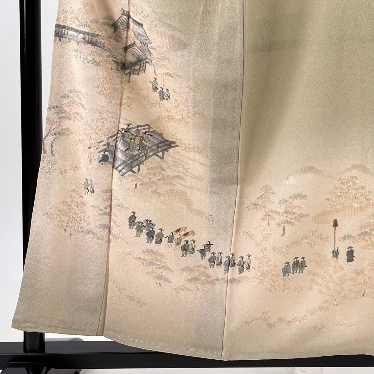 付下げ 身丈155.5cm 裄丈62.5cm S 袷 橋 人物 刺繍 金糸 薄茶色 付下げ 身丈155.5cm 裄丈62.5cm S 袷 橋 人物 刺繍 金糸 薄茶色