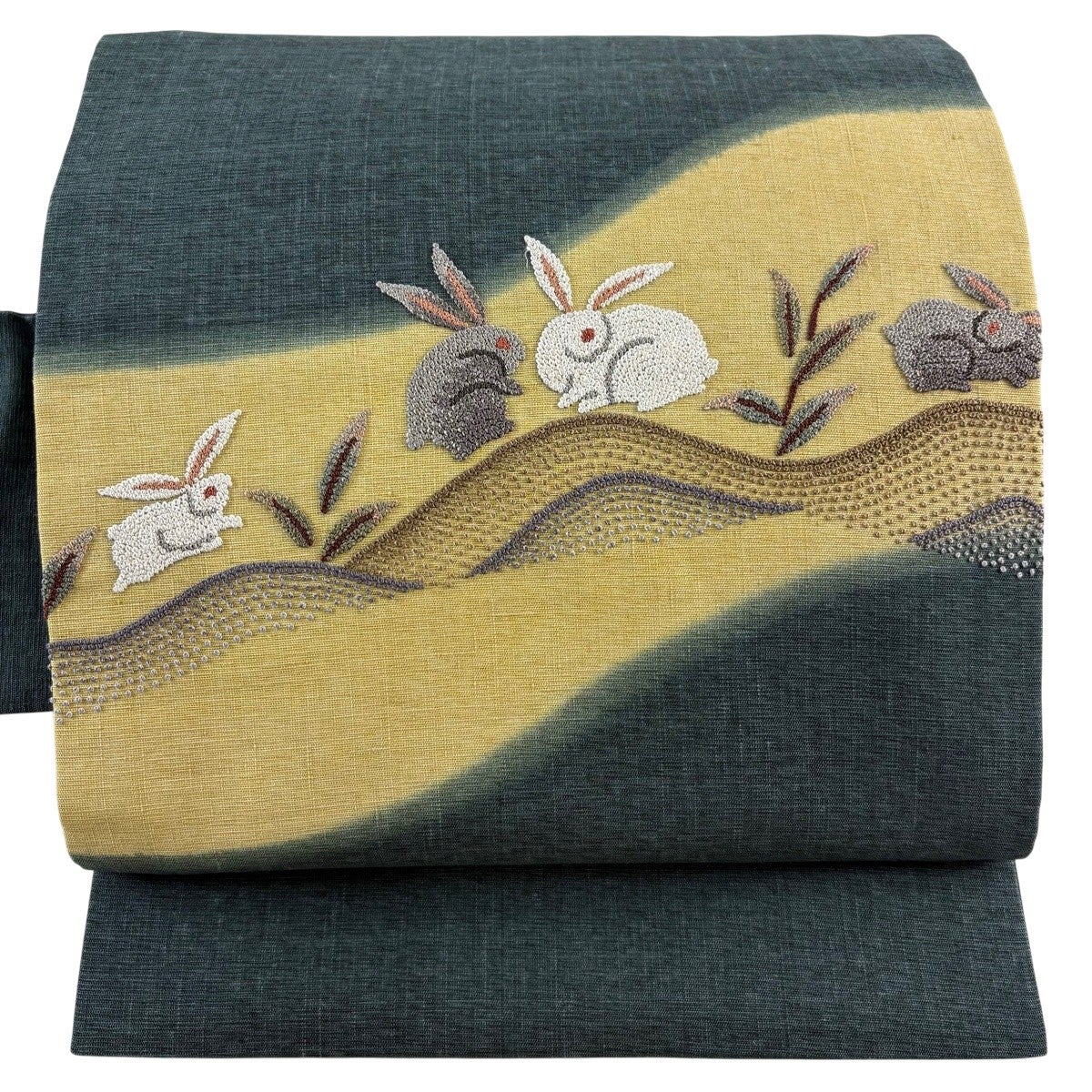美品】 名古屋帯 逸品 紬地 うさぎ 葉 相良刺繍 深緑 正絹｜中古・古着