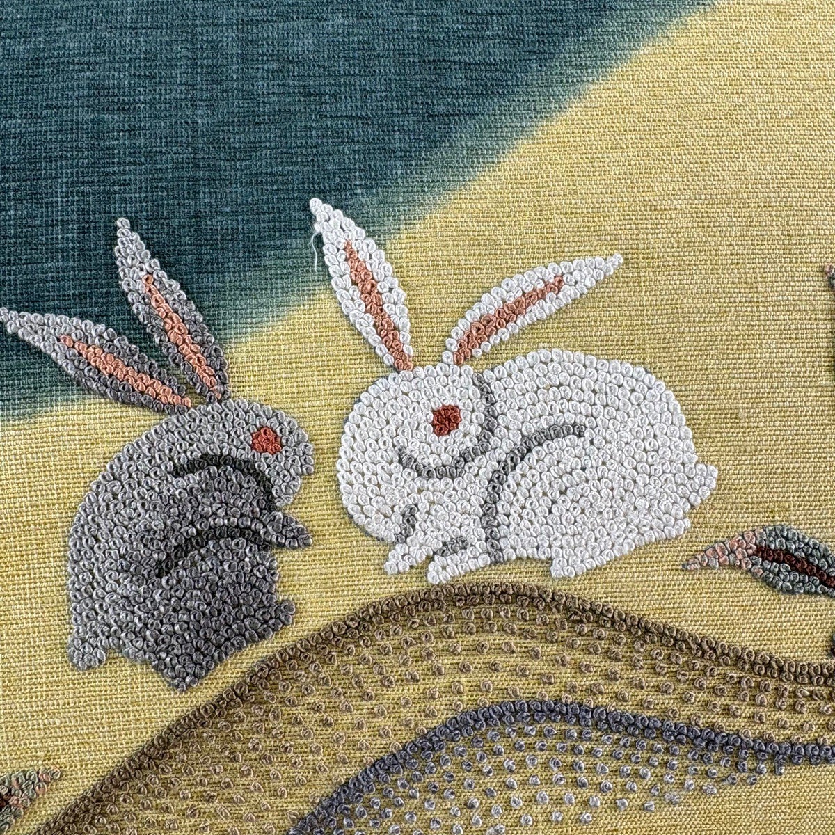 美品】 名古屋帯 逸品 紬地 うさぎ 葉 相良刺繍 深緑 正絹｜中古・古着