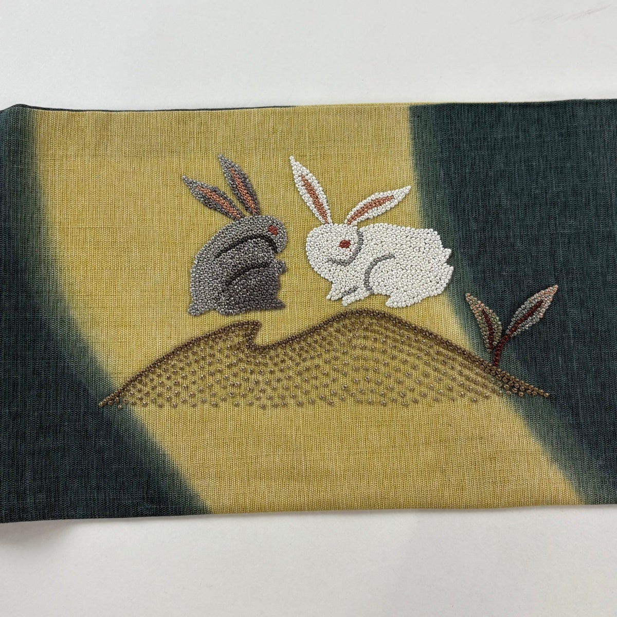 美品】 名古屋帯 逸品 紬地 うさぎ 葉 相良刺繍 深緑 正絹｜中古・古着
