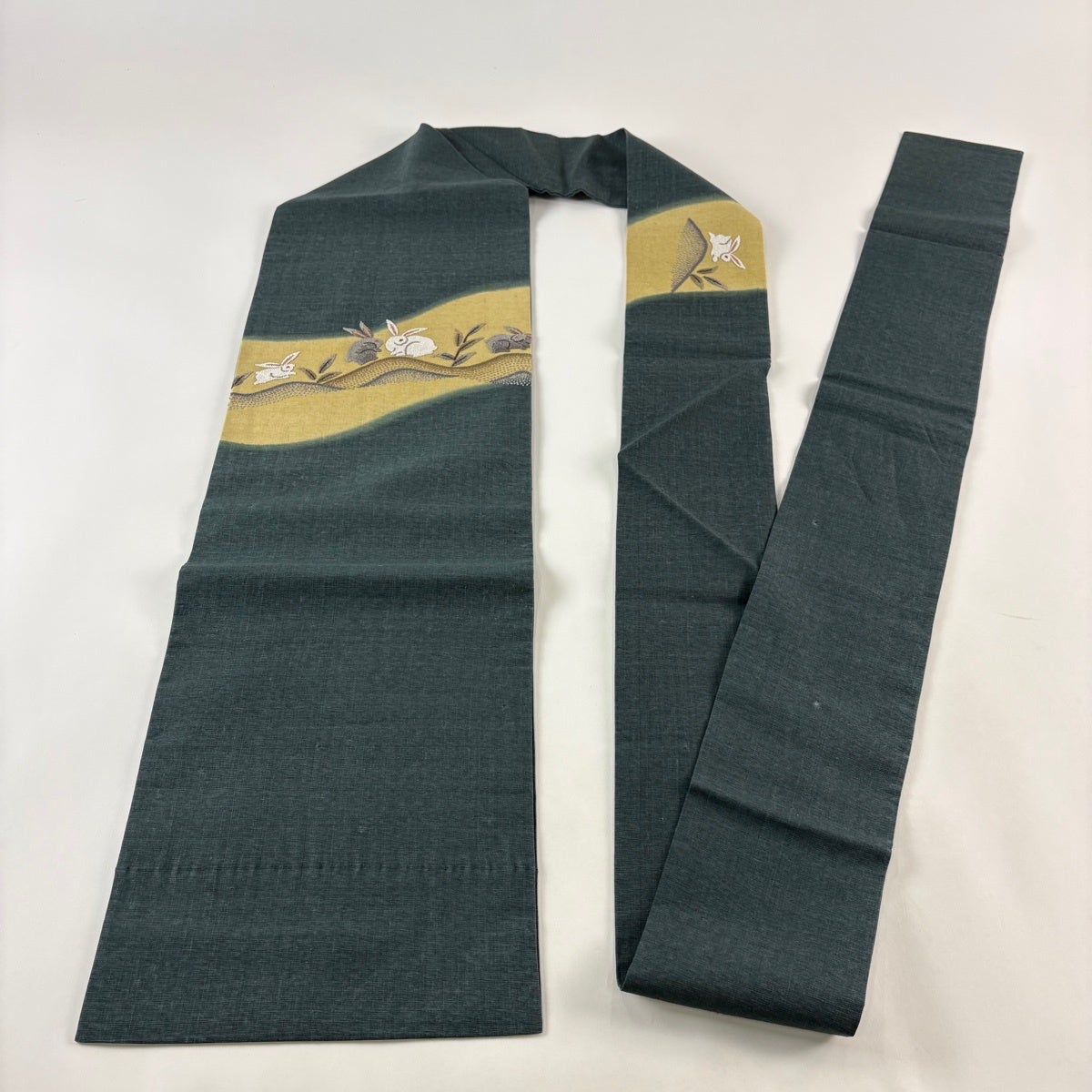 美品】 名古屋帯 逸品 紬地 うさぎ 葉 相良刺繍 深緑 正絹｜中古・古着