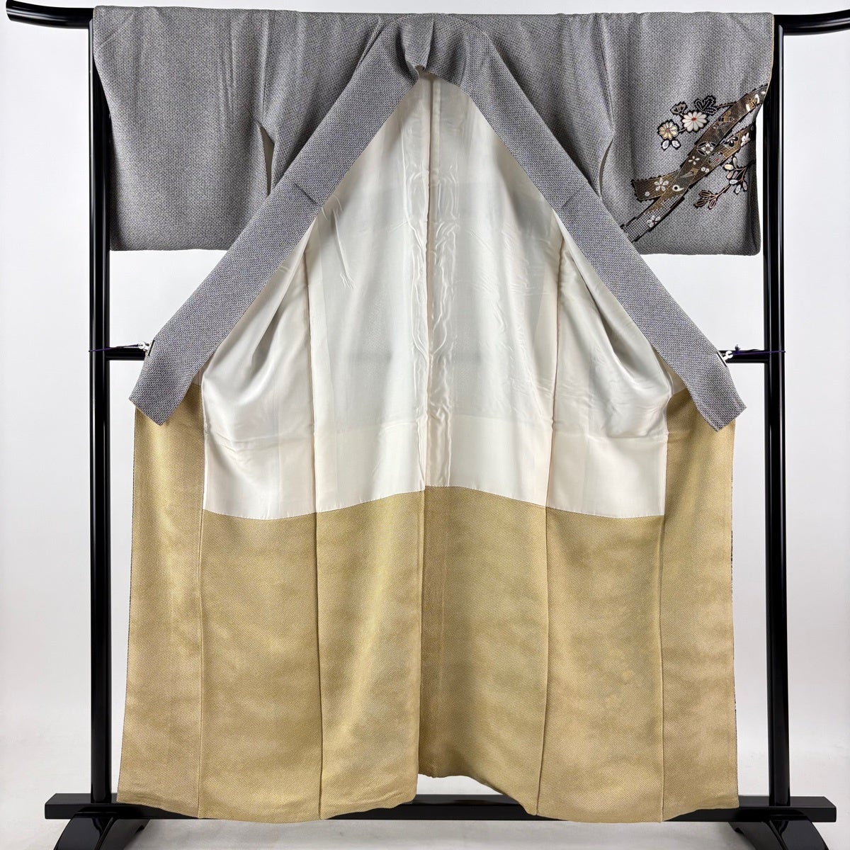 付下げ 身丈157cm 裄丈66cm M 袷 鬘帯 菊 金彩 黒灰 正絹 秀品｜中古
