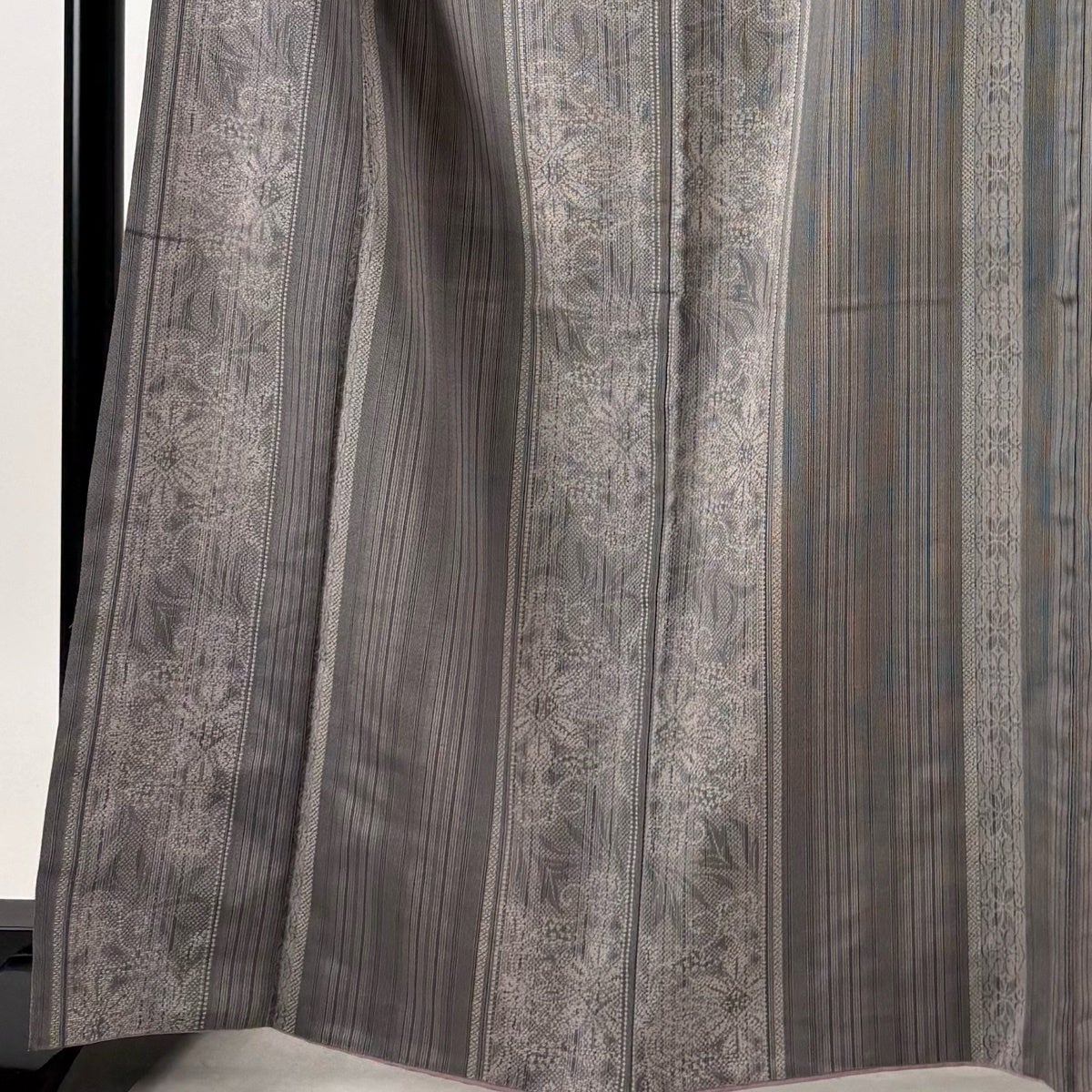 紬 身丈165.5cm 裄丈66cm M 袷 縞 草花 灰色 正絹 秀品｜中古・古着