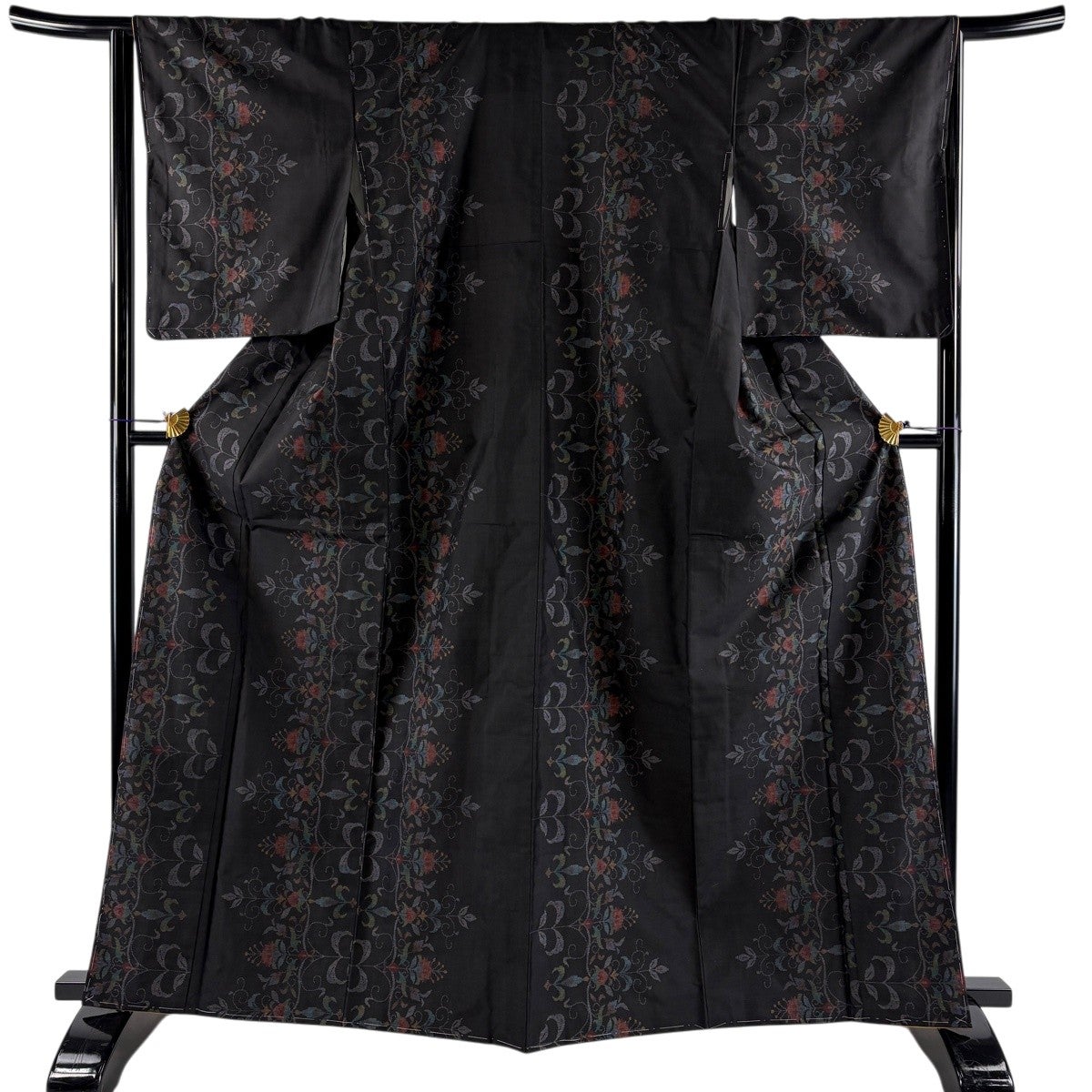 美品】 紬 身丈160cm 裄丈65cm M 薄物 夏紬 花柄 黒 正絹 秀品｜中古
