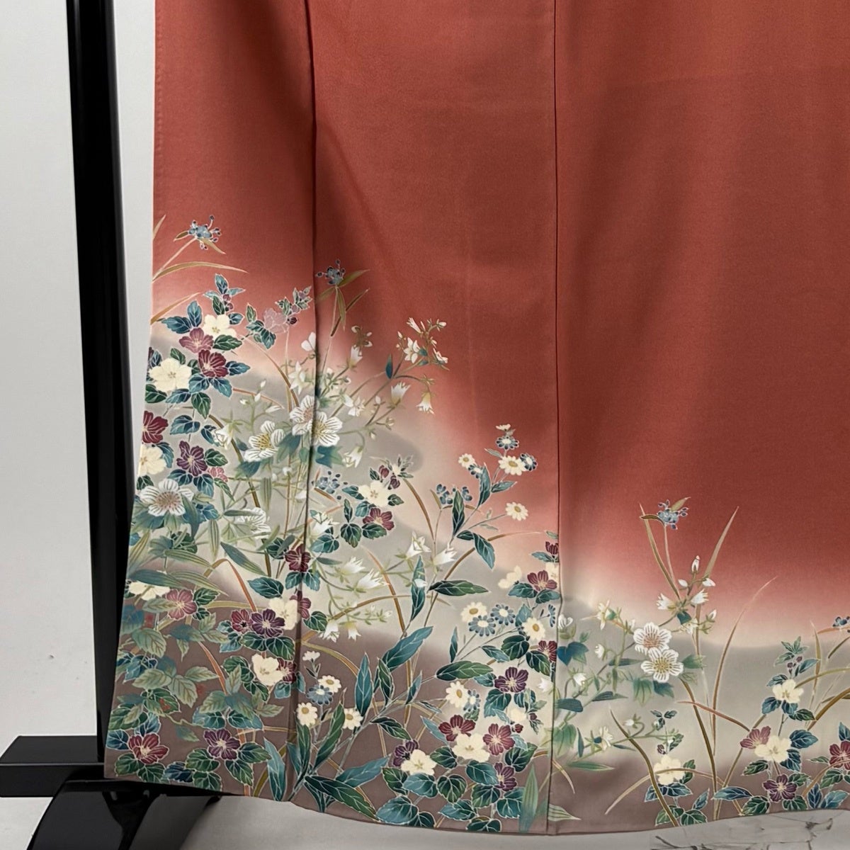 付下げ 身丈161cm 裄丈64cm M 袷 落款あり 草花 霞 金彩 ぼかし 茜色