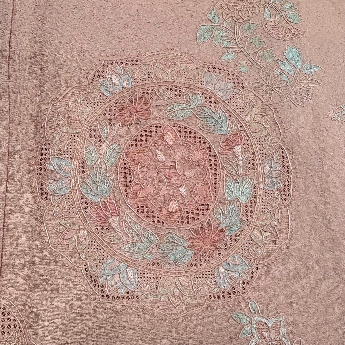 美品】 付下げ 身丈157.5cm 裄丈64cm M 袷 鏡裏文 草花 刺繍 ピンク