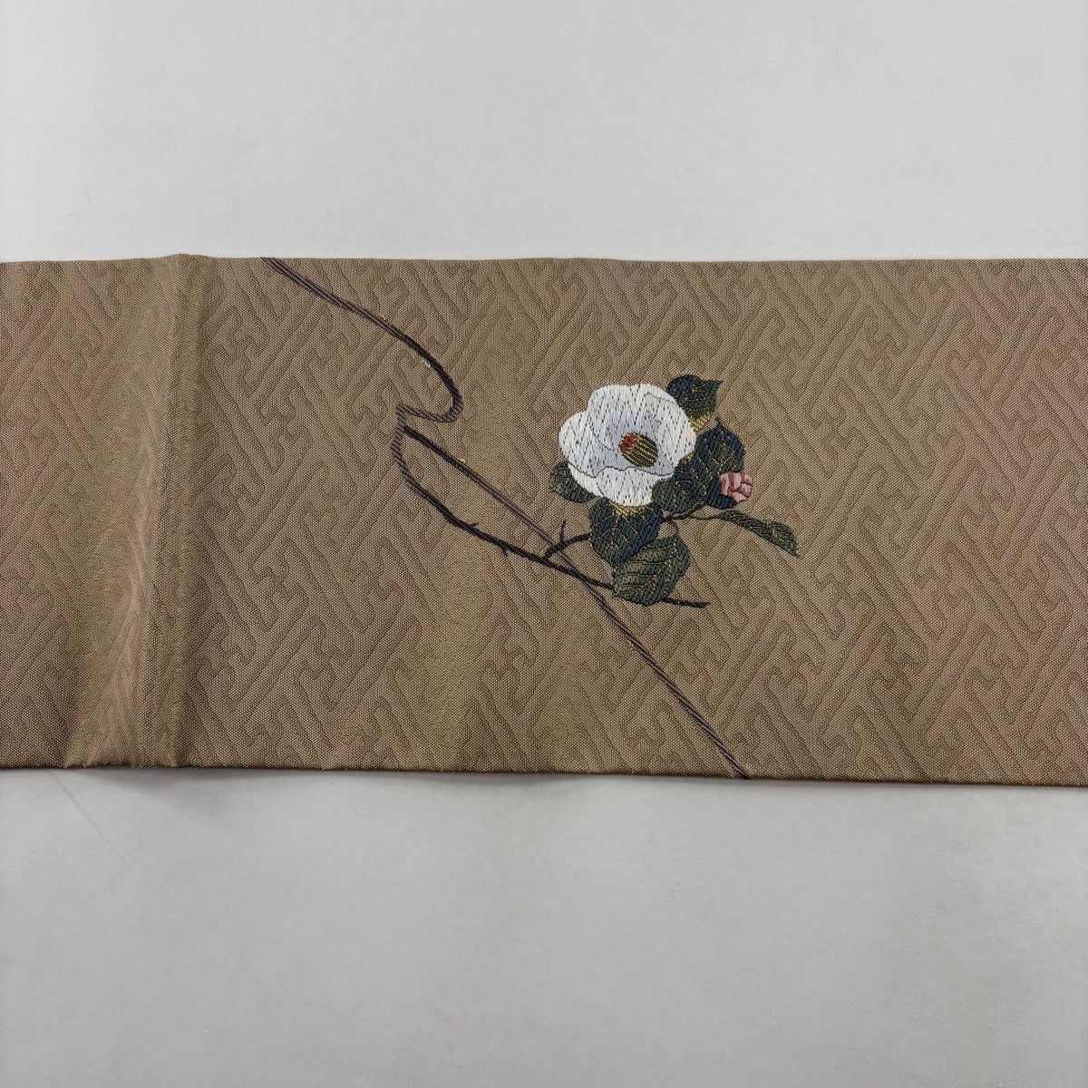 美品】 名古屋帯 秀品 関西仕立て 椿 紗綾形 箔 金糸 薄茶色 正絹