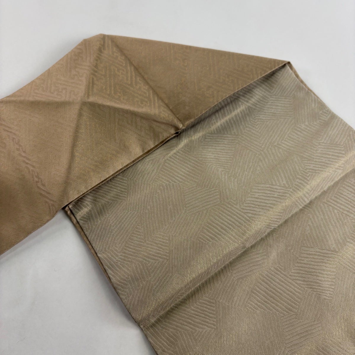 美品】 名古屋帯 秀品 関西仕立て 椿 紗綾形 箔 金糸 薄茶色 正絹
