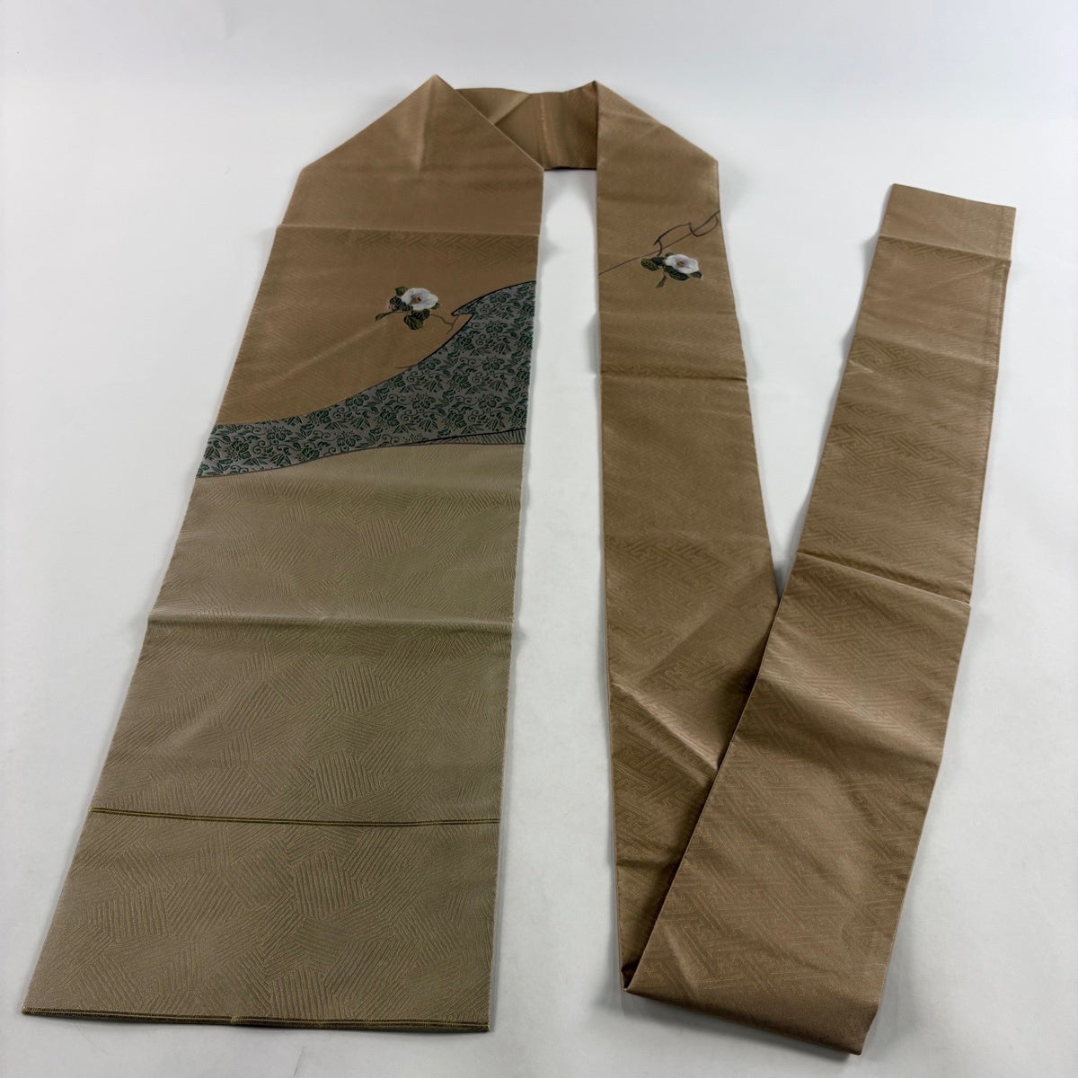 美品】 名古屋帯 秀品 関西仕立て 椿 紗綾形 箔 金糸 薄茶色 正絹