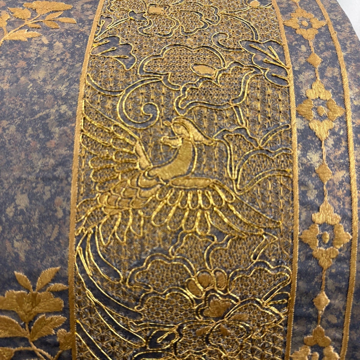 美品】 袋帯 秀品 花唐草 鳳凰 刺繍 金糸 灰色 お太鼓柄 正絹｜中古