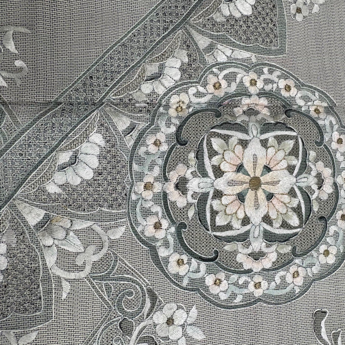 付下げ 身丈158.5cm 裄丈64cm M 単衣 紬地 華文 花唐草 刺繍 金糸 灰色