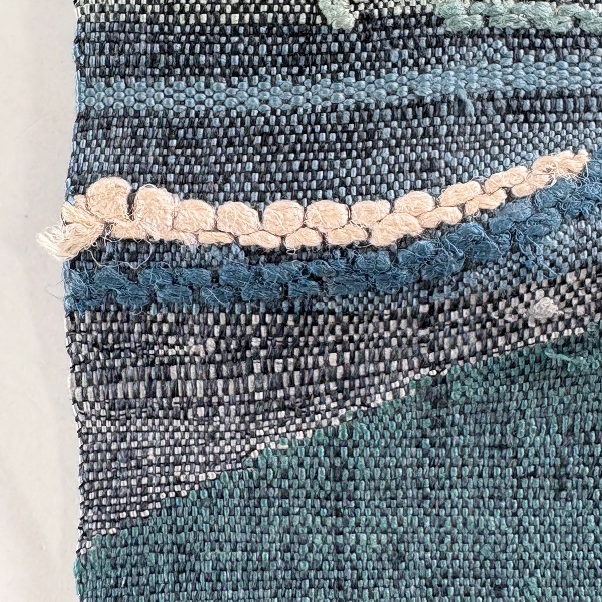 【美品】名古屋帯　八寸名古屋帯 松葉仕立て 真綿紬 正絹 刺繍 上品ライトグレー 名古屋帯 秀品 松葉仕立て 八寸名古屋帯 紬地 流水 刺繍 銀糸 青緑