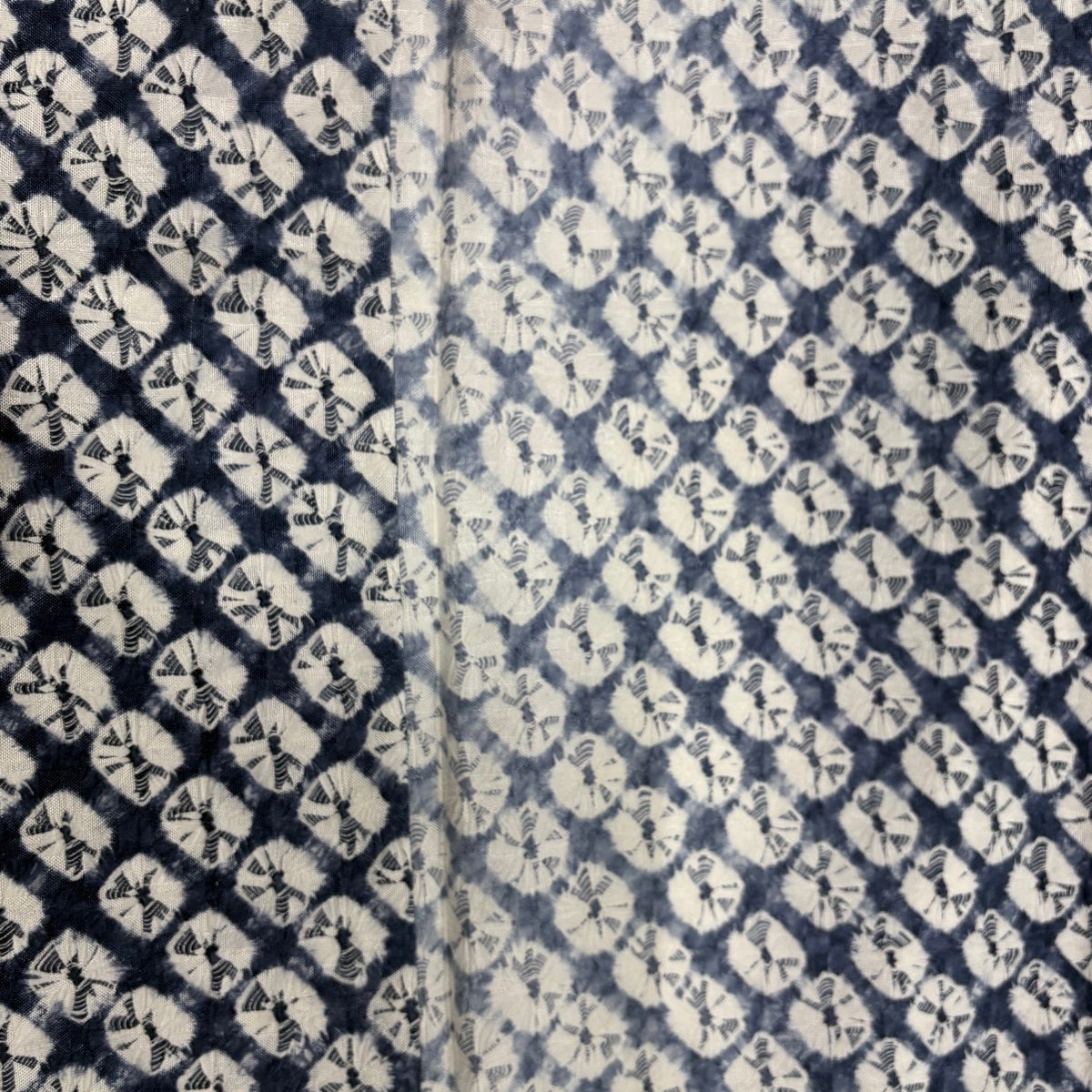 美品】 小紋 身丈150cm 裄丈63.5cm S 単衣 幾何学 絞り 紺色 正絹 逸品