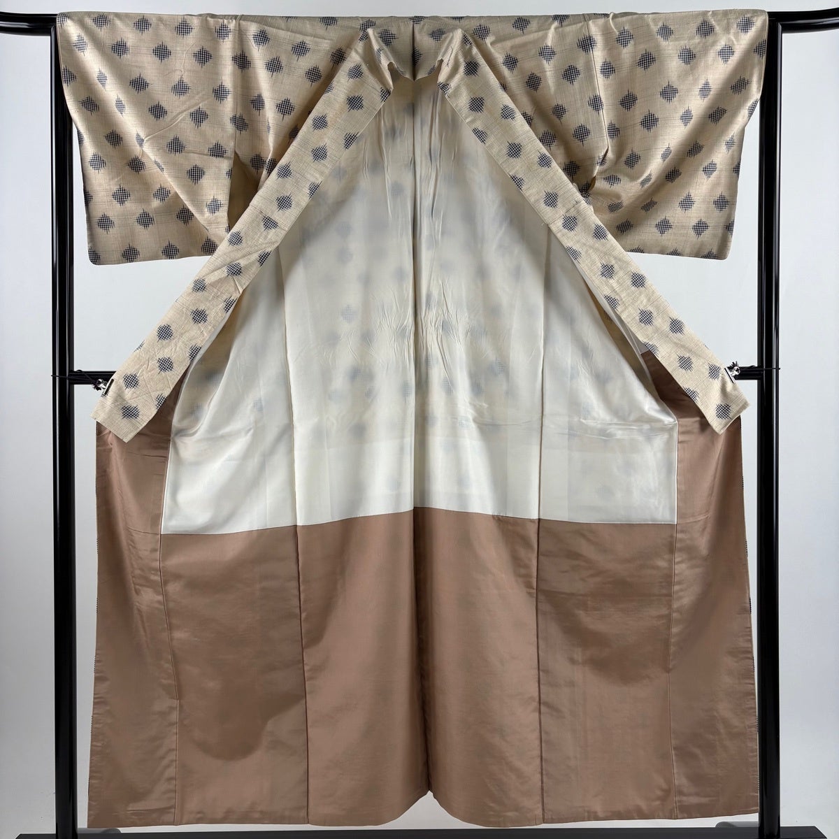 紬 身丈154.5cm 裄丈64.5cm M 袷 幾何学模様 ベージュ 正絹 秀品｜中古