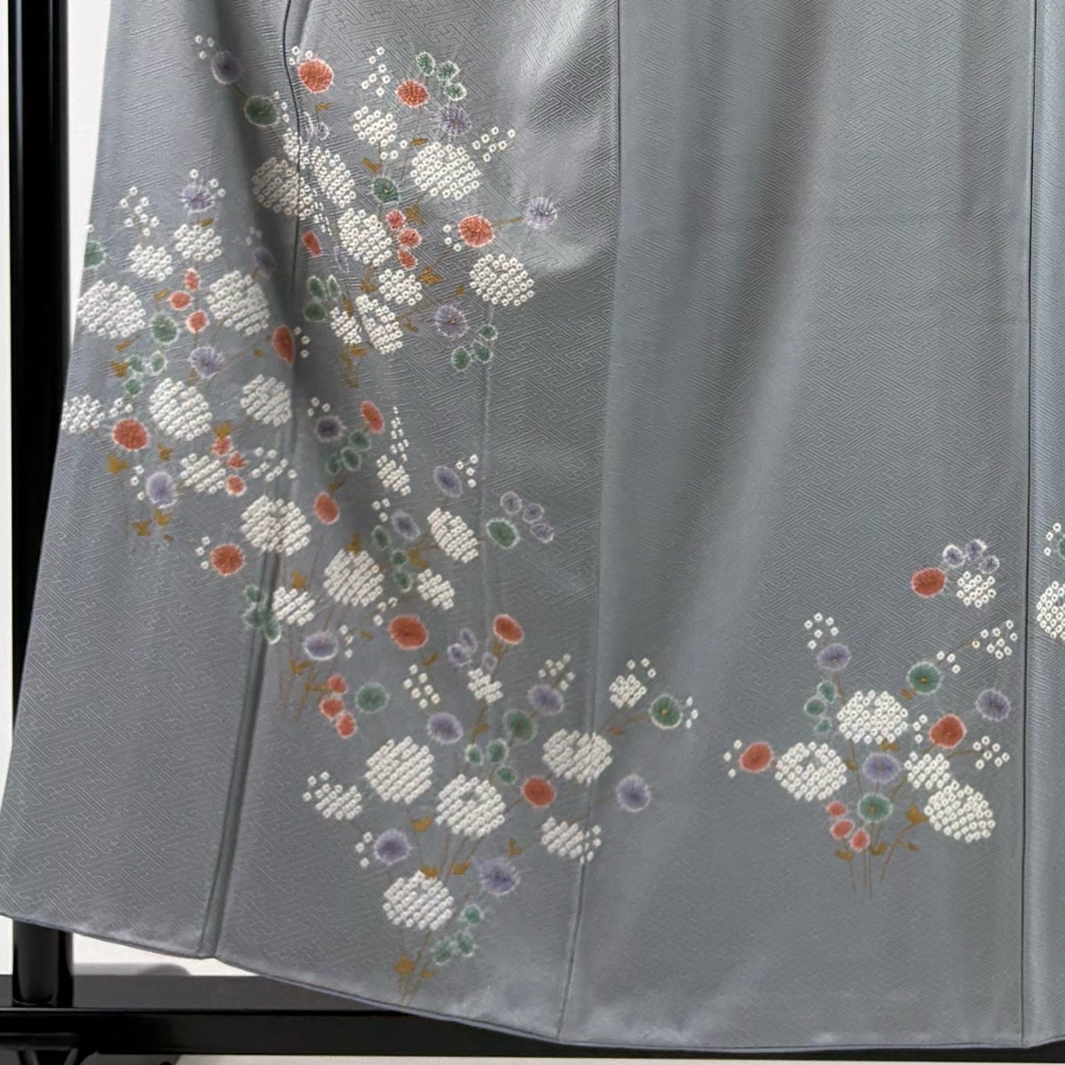 付下げ 身丈156.5cm 裄丈63cm S 袷 万寿菊 地紋 金彩 絞り 青灰色 正絹