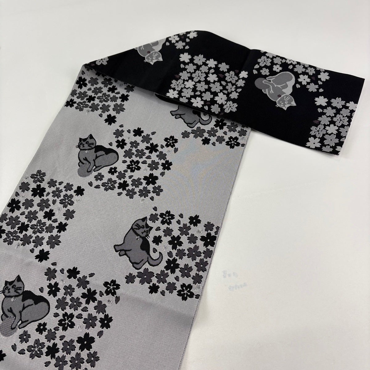 美品】 名古屋帯 優品 八寸名古屋帯 松葉仕立て 桜 猫 黒 化繊｜中古