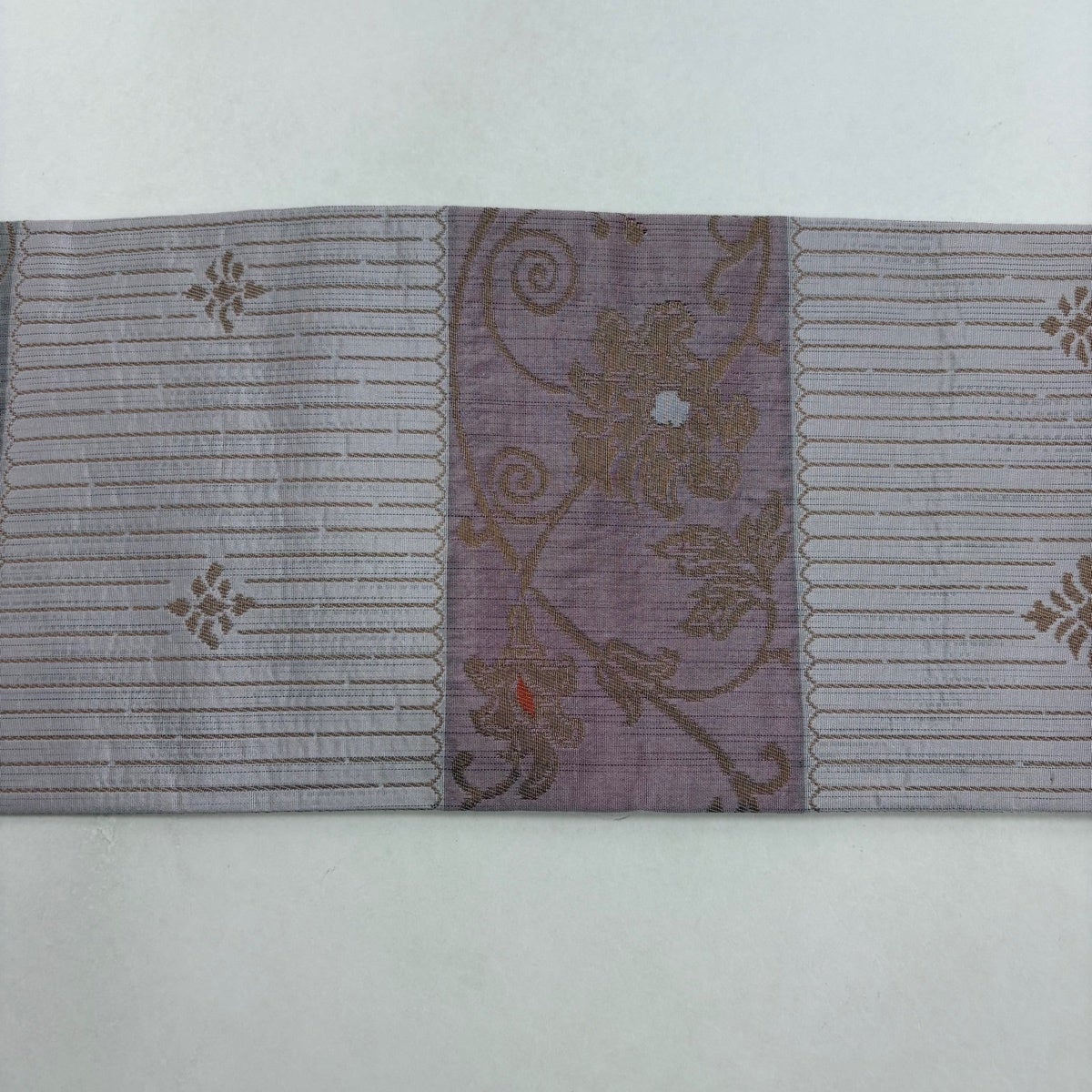 美品】 名古屋帯 名品 花唐草 草花 金糸 灰紫 正絹｜中古・古着