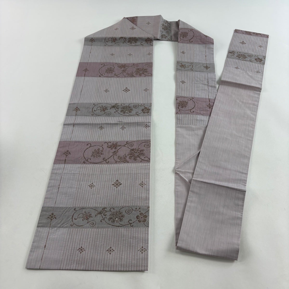 美品】 名古屋帯 名品 花唐草 草花 金糸 灰紫 正絹｜中古・古着