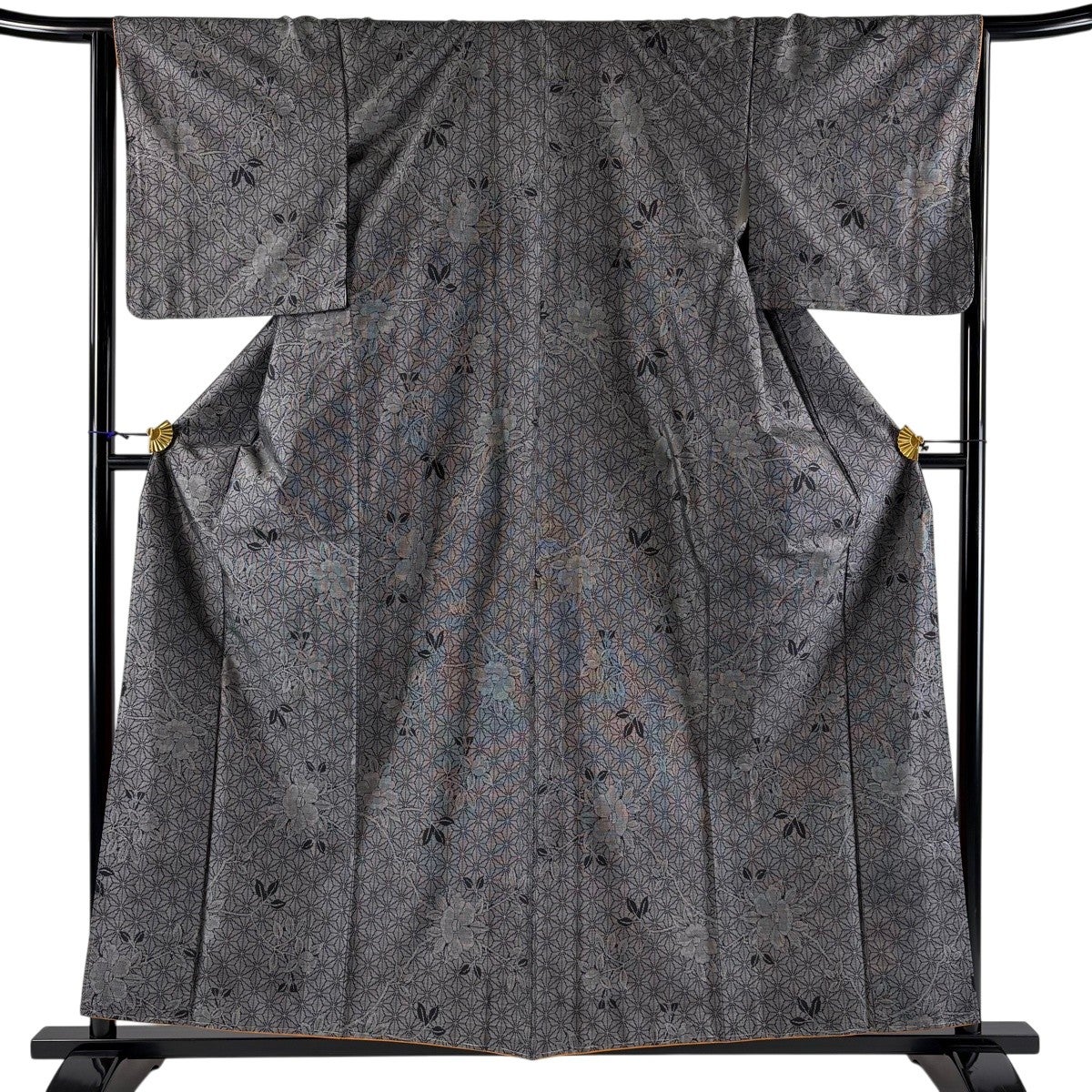 紬着物（麻の葉文）裄64,5 シンプル系　正絹美品 美品】 紬 身丈153cm 裄丈67cm M 薄物 夏紬 麻の葉 墨色 正絹 秀品