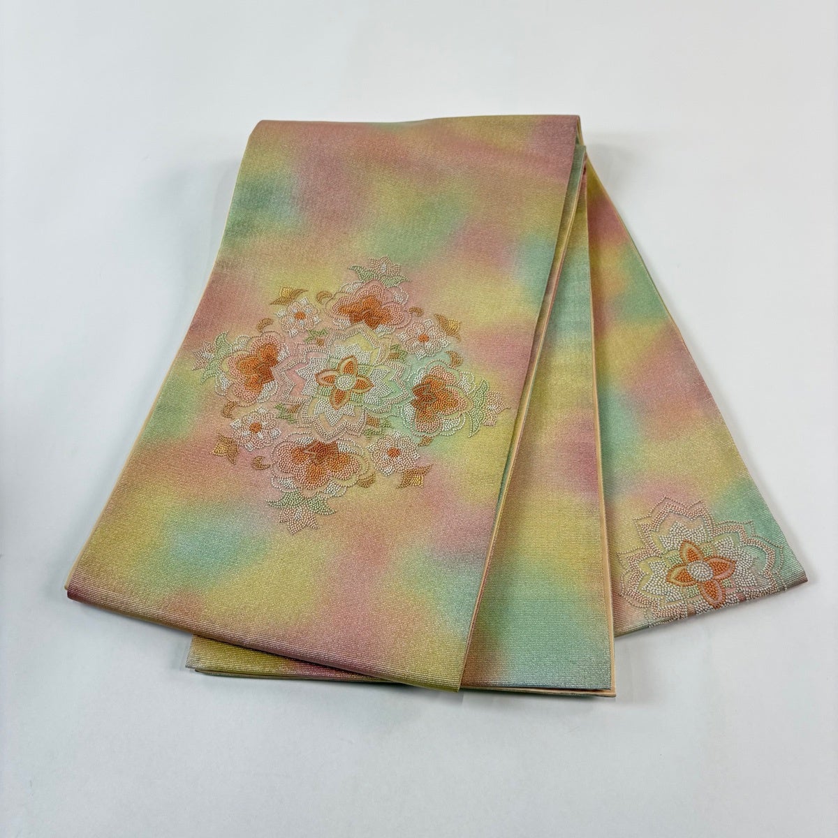美品】 袋帯 秀品 華文 相良刺繍 ぼかし 薄黄 お太鼓柄 正絹｜中古