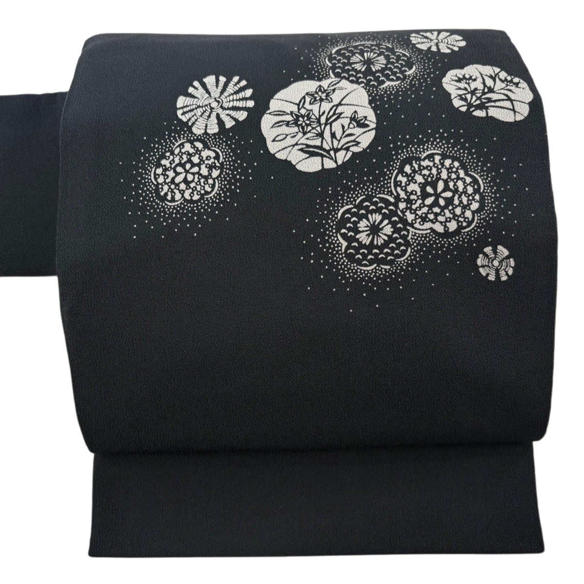 名古屋帯　蓮　蕾　花模様　リーフ　縮緬　黒地　着物　帯　039k 名古屋帯 逸品 落款あり 伊勢型染 草花 縮緬 黒 正絹｜中古・古着
