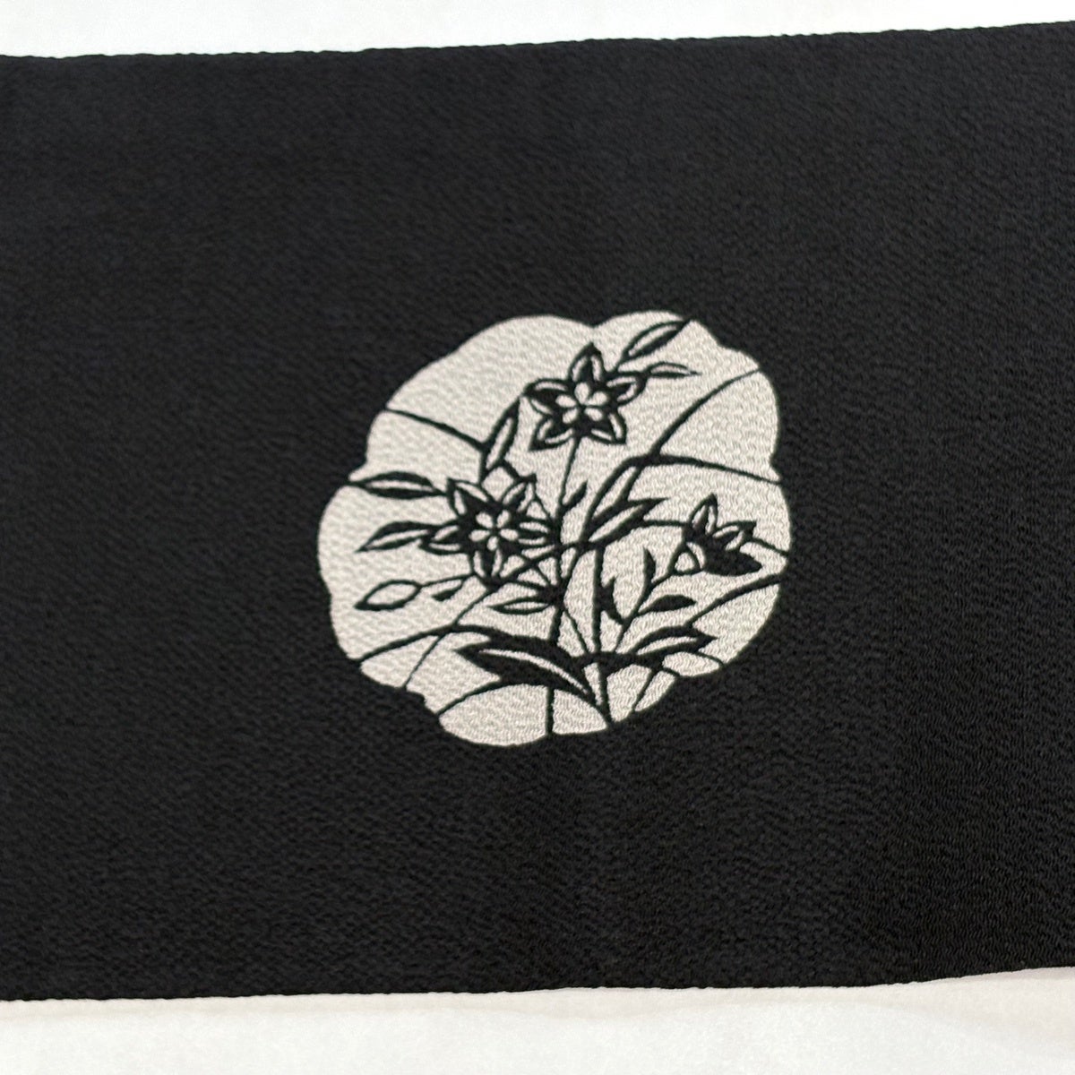 名古屋帯 逸品 落款あり 伊勢型染 草花 縮緬 黒 正絹|中古・古着 名古屋帯 逸品 落款あり 伊勢型染 草花 縮緬 黒 正絹|中古・古着