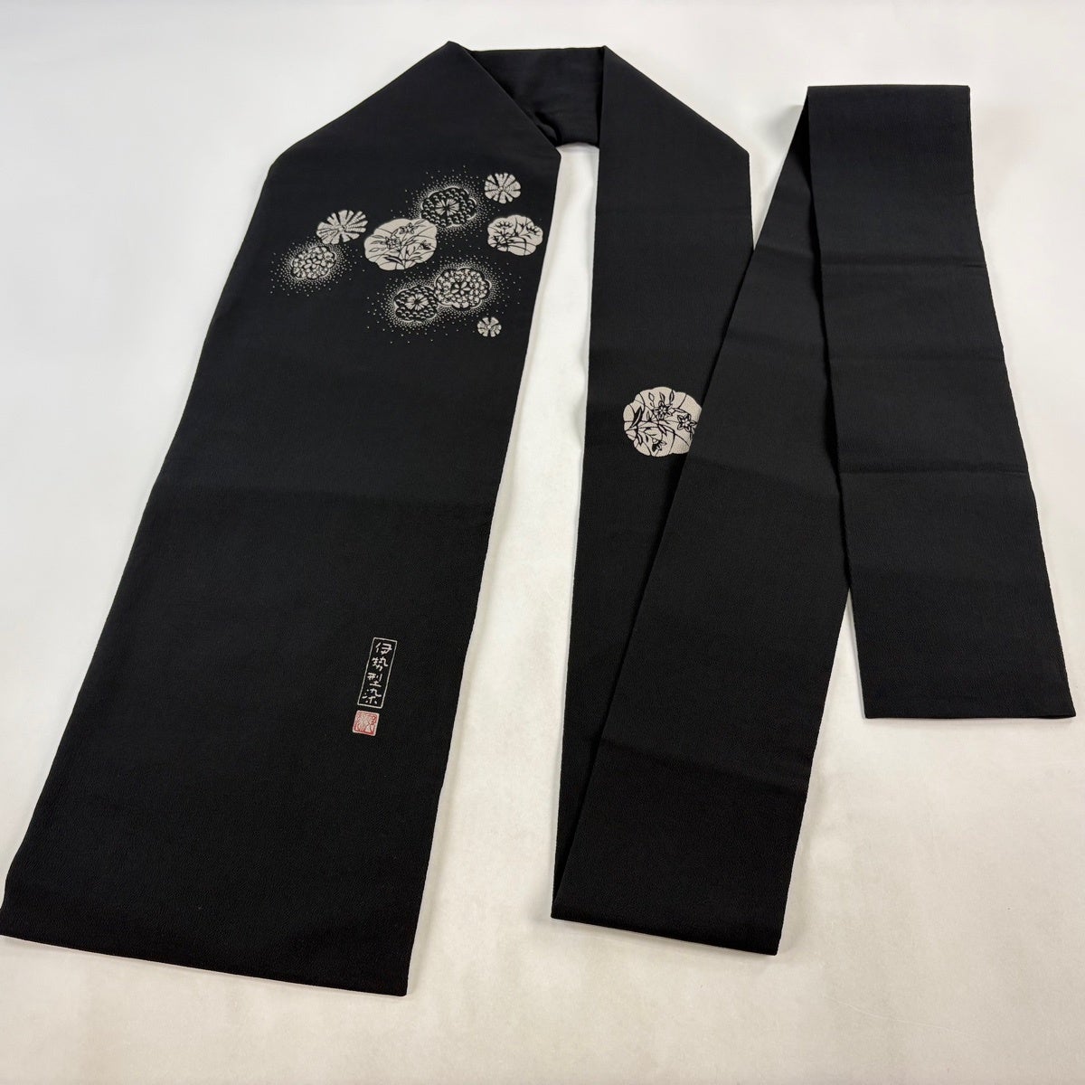 名古屋帯 逸品 落款あり 伊勢型染 草花 縮緬 黒 正絹｜中古・古着