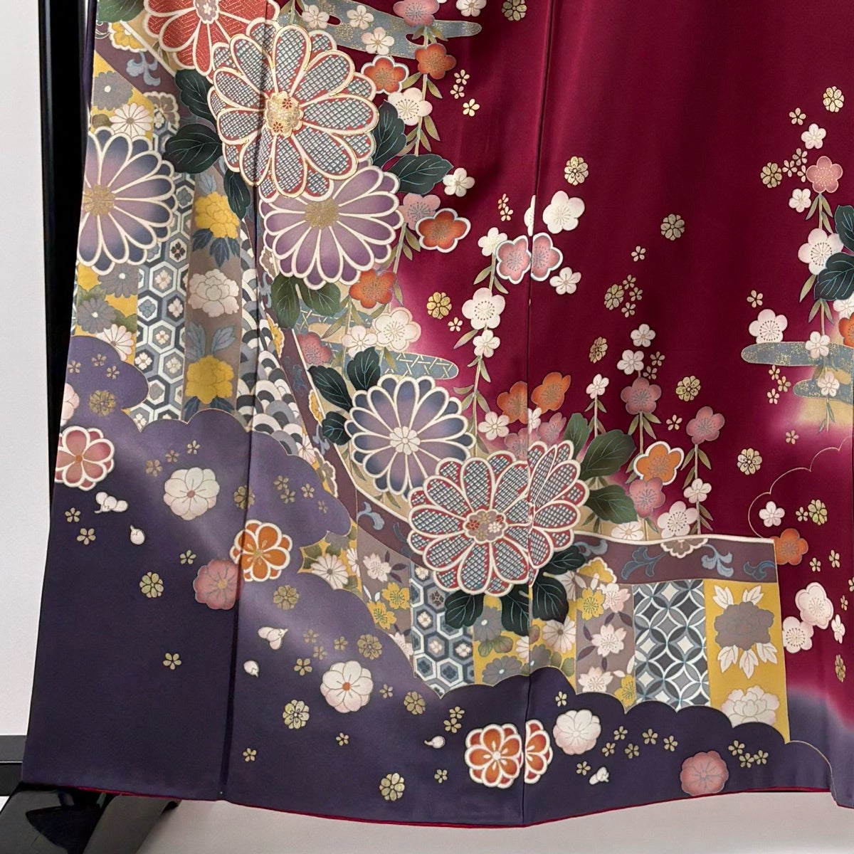 振袖 身丈161.5cm 裄丈63.5cm S 袷 菊 枝梅 金糸 金彩 赤紫 正絹 秀品
