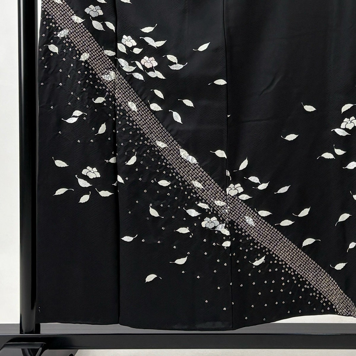 訪問着 身丈156cm 裄丈63cm S 袷 花 葉柄 銀彩 絞り 黒 正絹 秀品