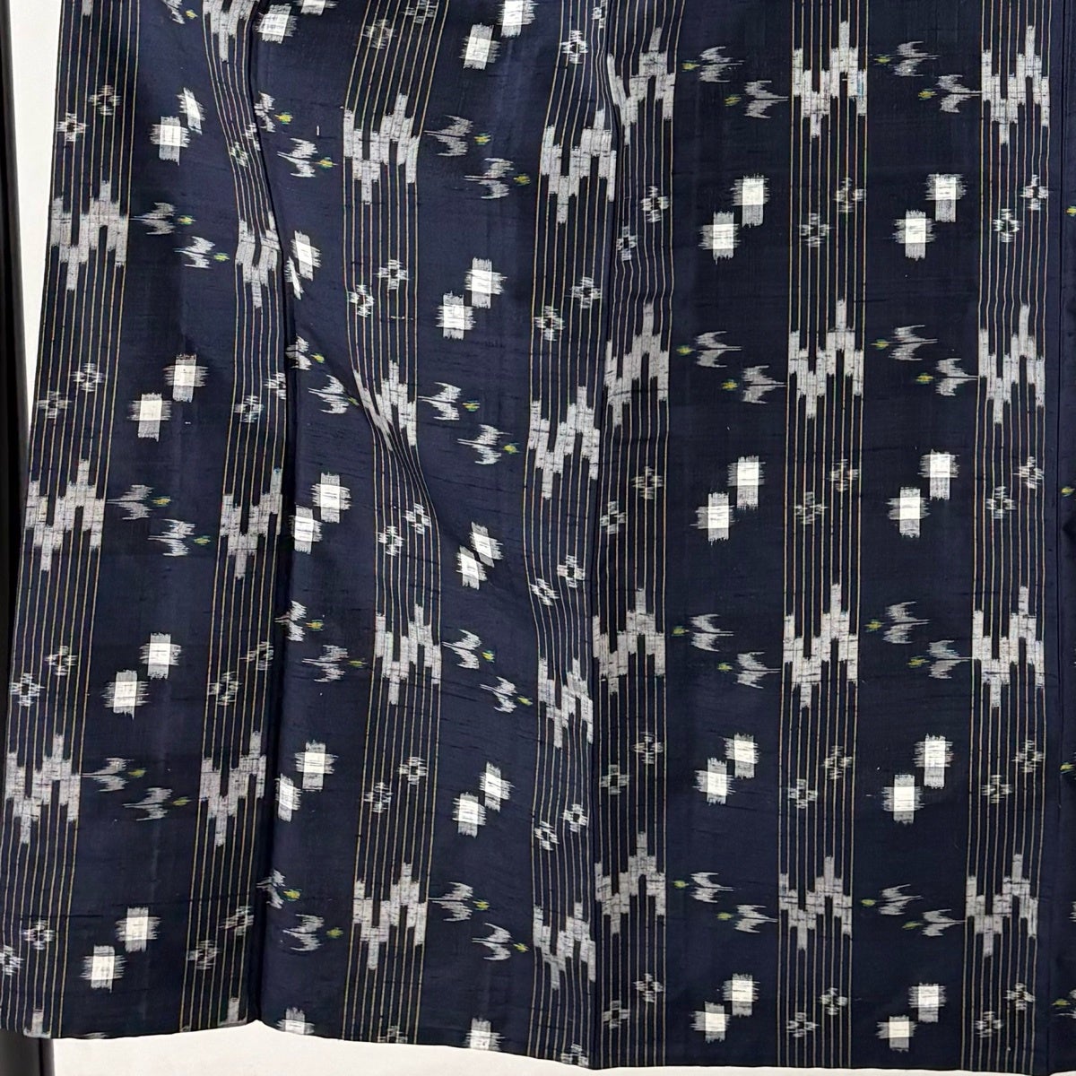 美品】 紬 身丈153cm 裄丈62.5cm S 単衣 燕 縦縞 濃紺 正絹 名品｜中古
