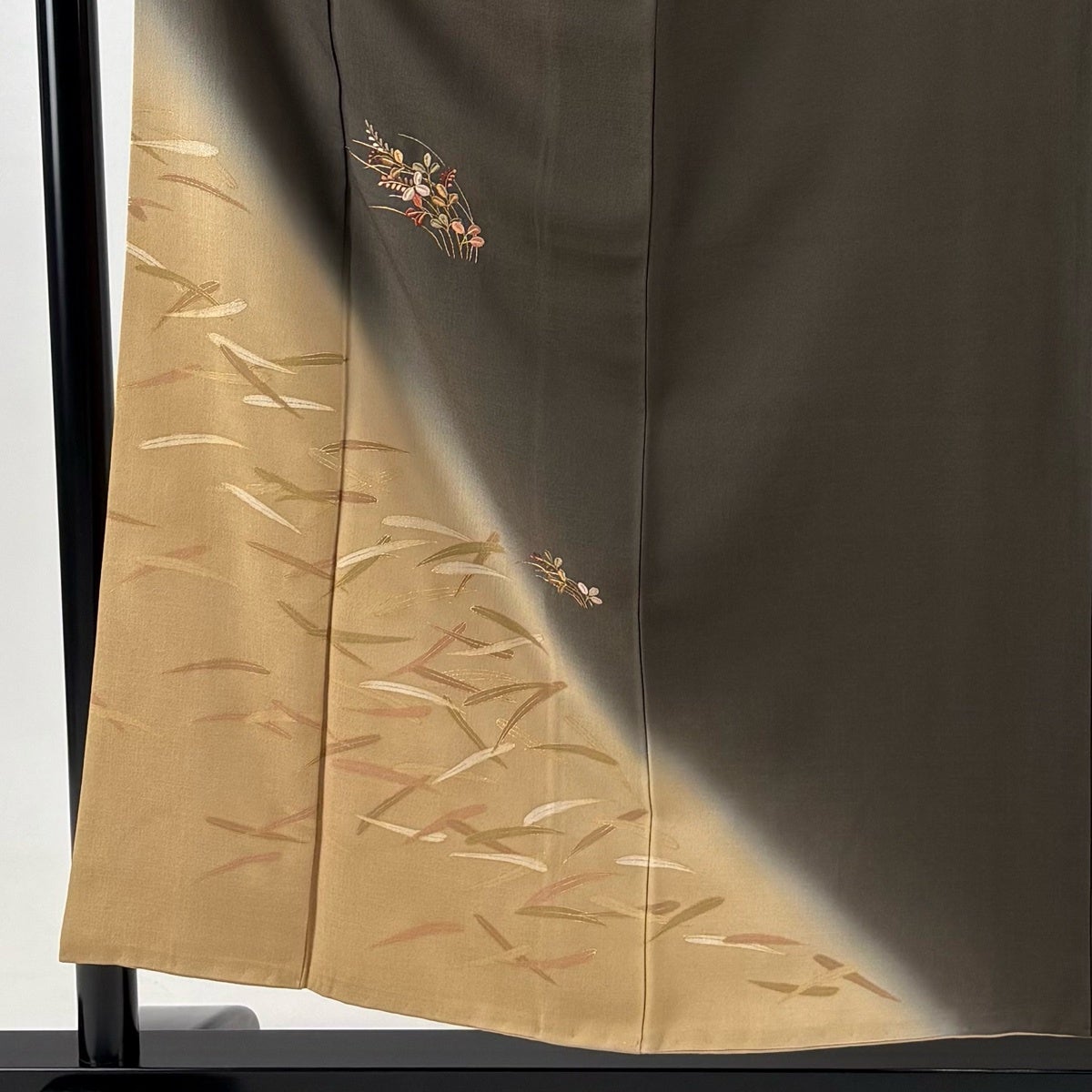 付下げ 身丈154cm 裄丈62.5cm S 袷 ますいわ屋 萩 笹 刺繍 金銀糸 茶