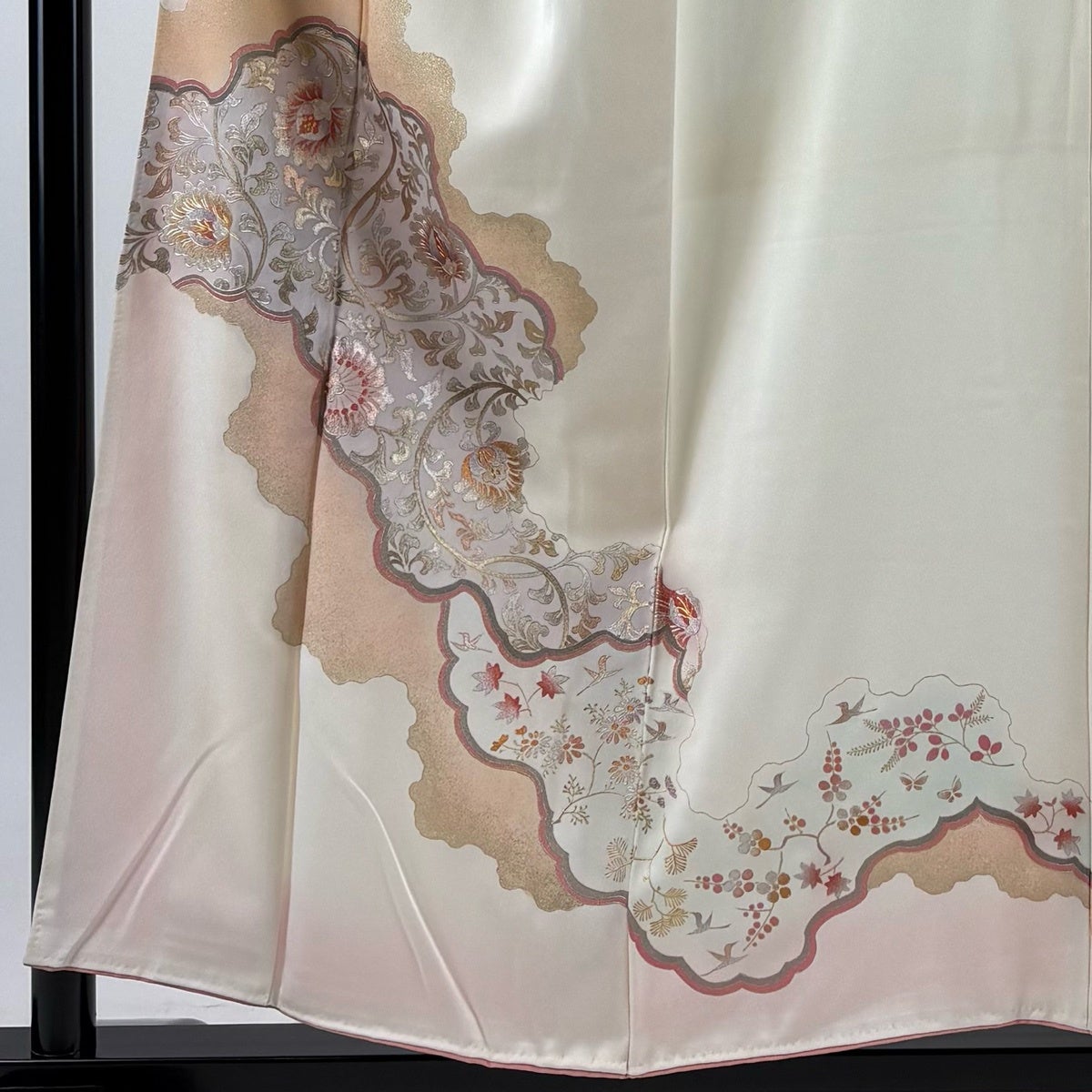 付下げ 身丈153.5cm 裄丈63.5cm S 袷 花唐草 金銀彩 クリーム 正絹 秀