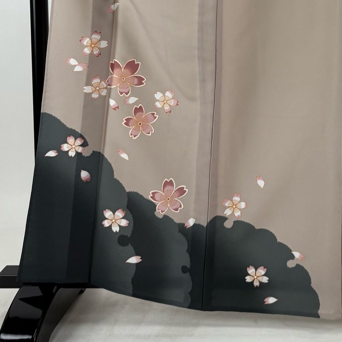 付下げ 身丈165cm 裄丈67cm M 単衣 桜 雪輪 金彩 薄小豆 化繊 秀品