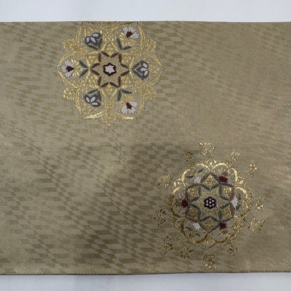 【美品】袋帯 相良刺繍　宝相華　ベージュ　お太鼓柄 袋帯 秀品 華文 花鳥 金糸 相良刺繍 ベージュ お太鼓柄 正絹｜中古