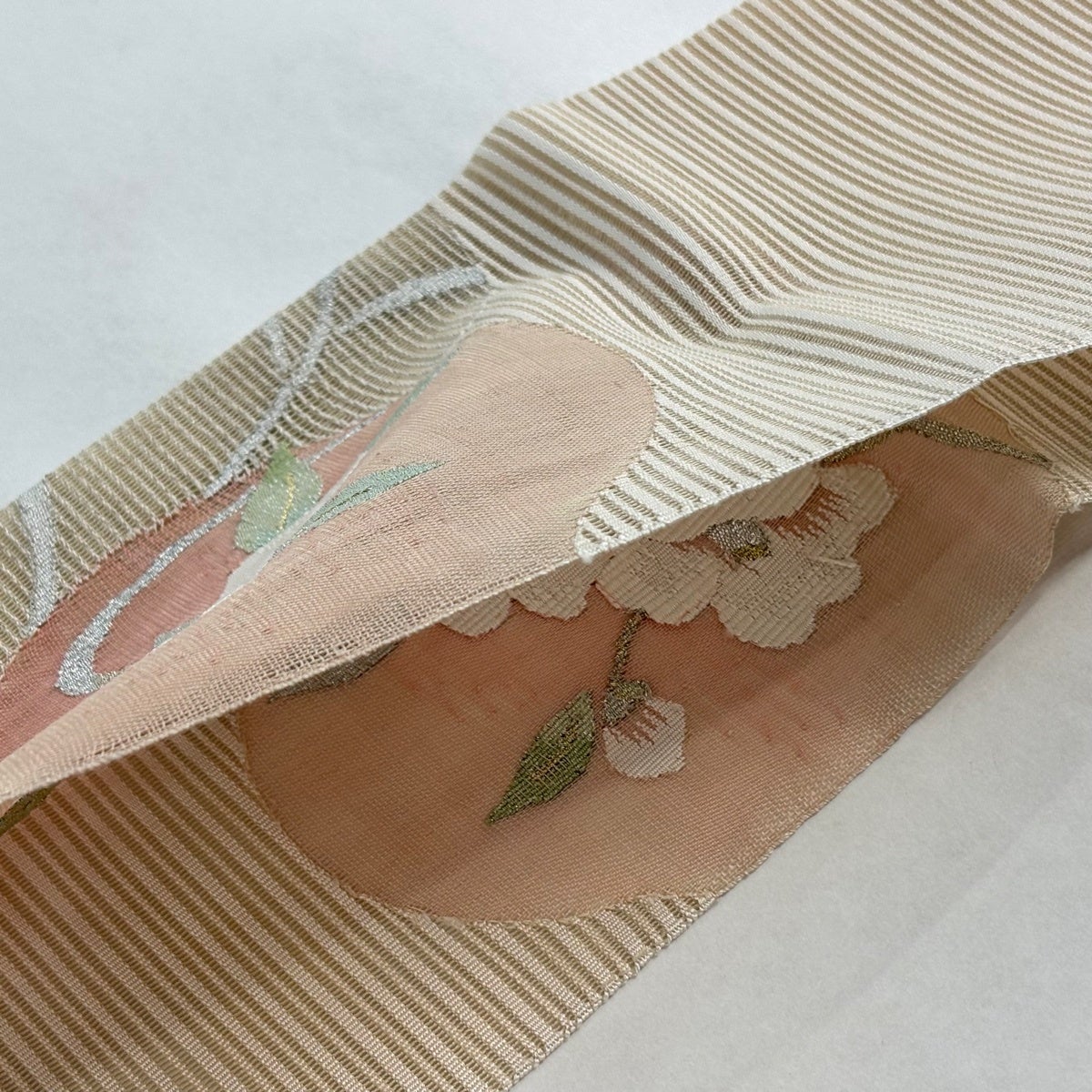 名古屋帯 秀品 夏帯 絽 トンネル仕立て 椿 団扇 金銀糸 ピンクベージュ