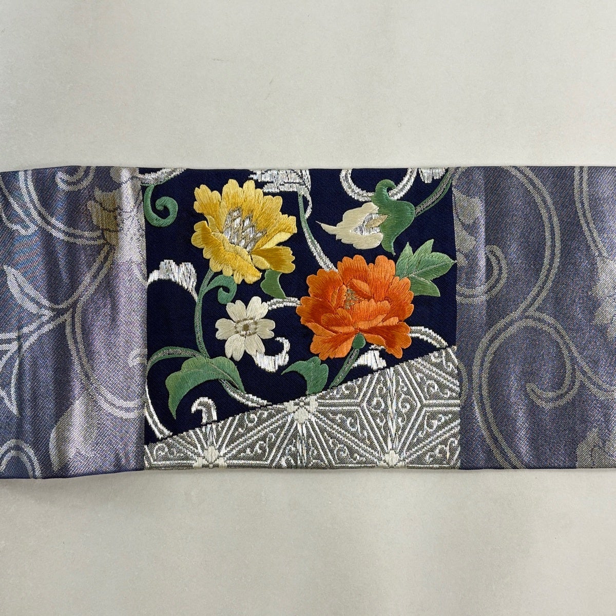 名古屋帯 優品 牡丹唐草 麻の葉 刺繍 銀糸 紺色 正絹｜中古・古着
