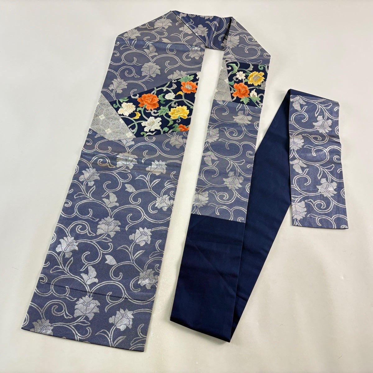 名古屋帯 優品 牡丹唐草 麻の葉 刺繍 銀糸 紺色 正絹｜中古・古着