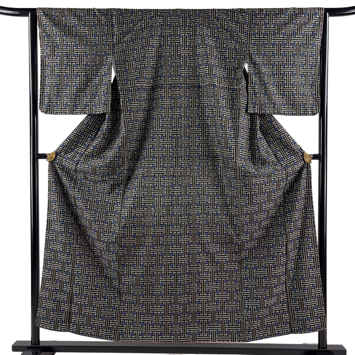 美品】 紬 身丈154cm 裄丈64cm M 袷 幾何学模様 墨色 正絹 逸品｜中古