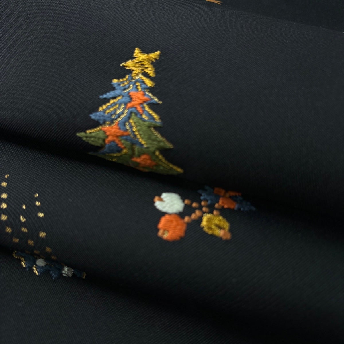 反物 逸品 帯反物 サンタ ツリー 刺繍 金糸 黒 正絹｜中古・古着