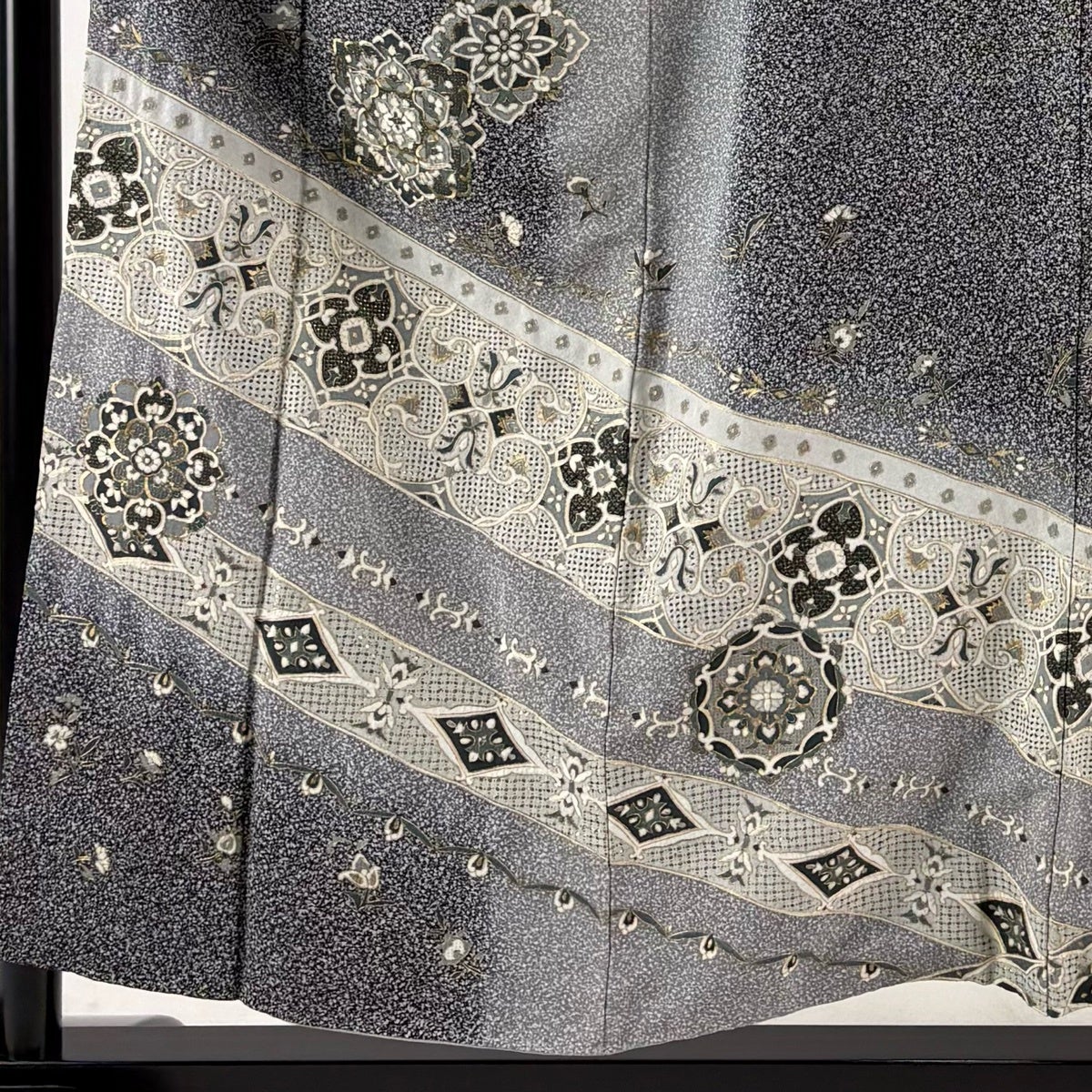 美品】 訪問着 身丈155cm 裄丈64cm M 袷 華文 草花 刺繍 金糸 黒 正絹