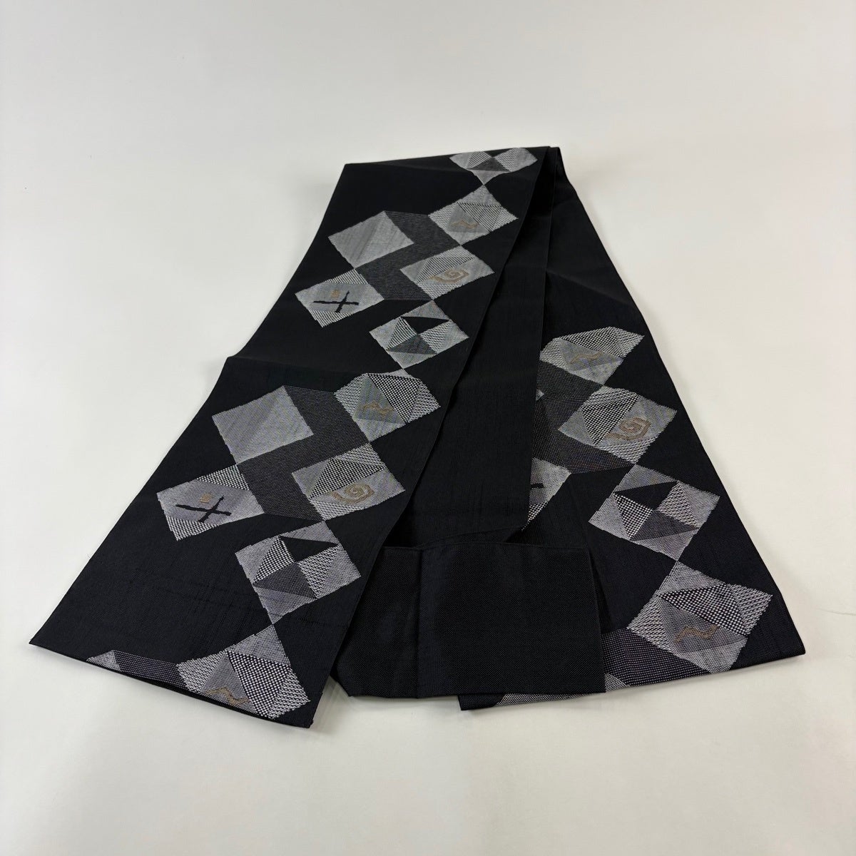 美品】 名古屋帯 名品 八寸名古屋帯 松葉仕立て 幾何学模様 黒 正絹