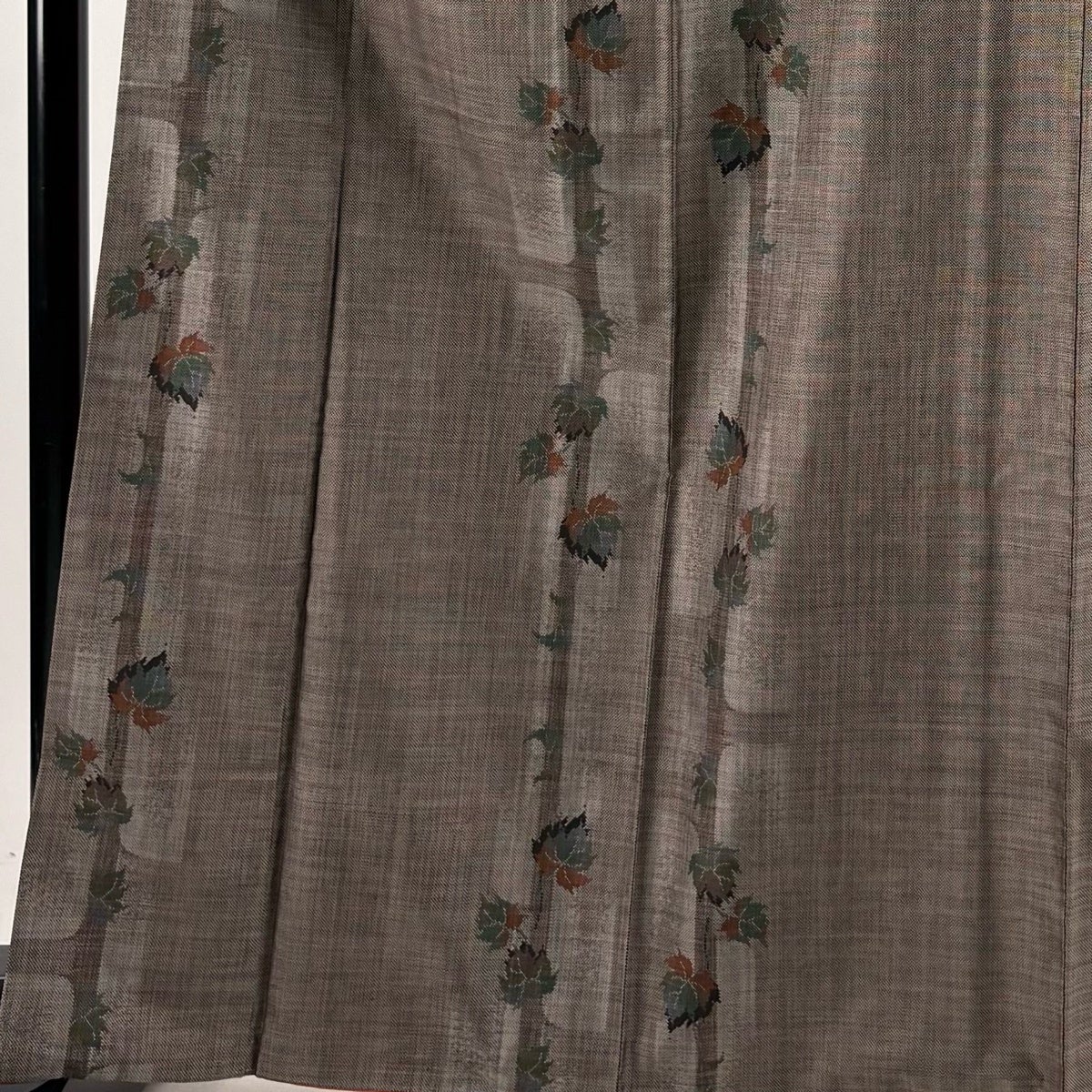 美品】 紬 身丈166cm 裄丈64.5cm M 袷 蔦 灰茶 正絹 秀品｜中古・古着