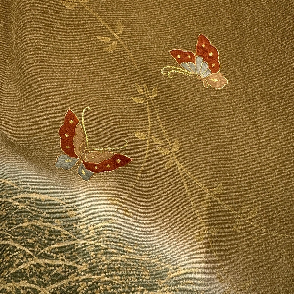 付下げ 身丈156cm 裄丈61.5cm S 袷 蝶 芝 刺繍 金彩 山吹茶色 正絹 秀
