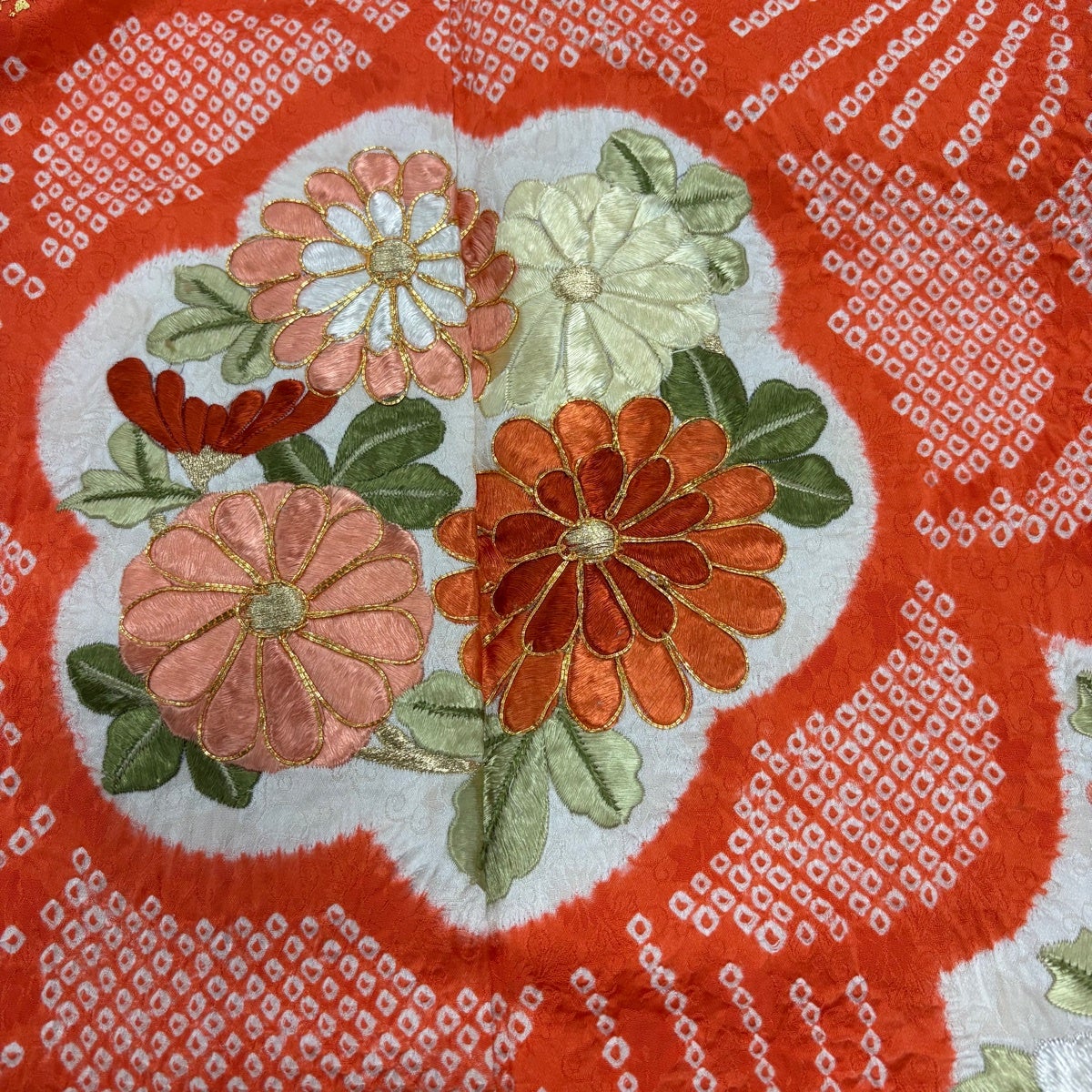 振袖 身丈161.5cm 裄丈61.5cm S 袷 菊 牡丹 刺繍 絞り オレンジ 正絹