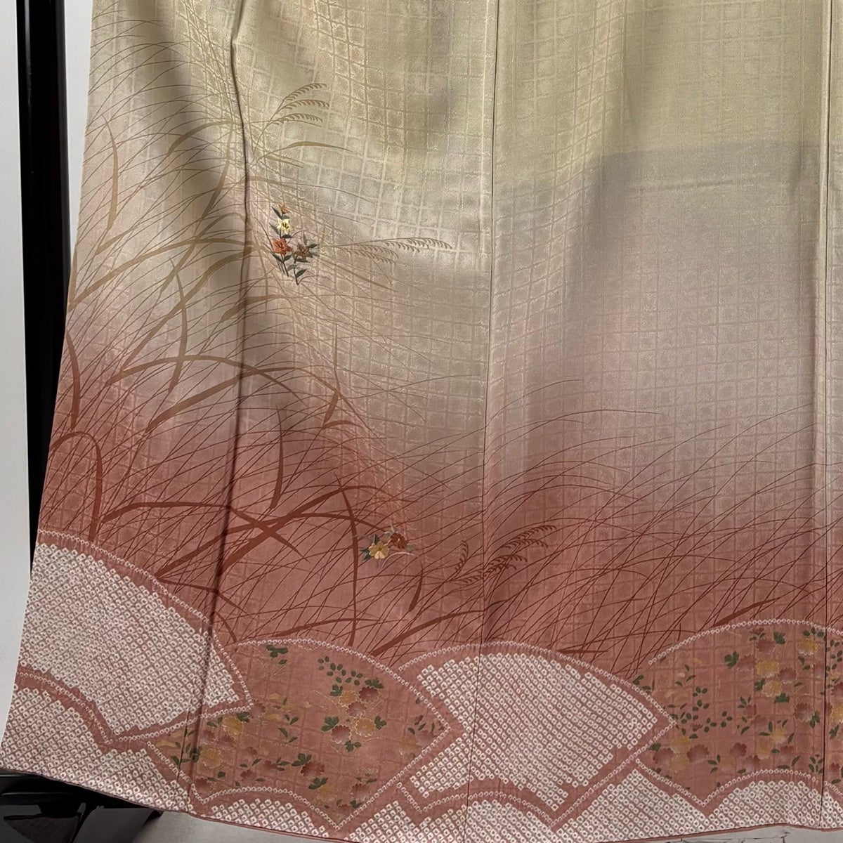 付下げ 身丈162cm 裄丈64cm M 袷 秋草 扇面 刺繍 絞り ベージュ 正絹